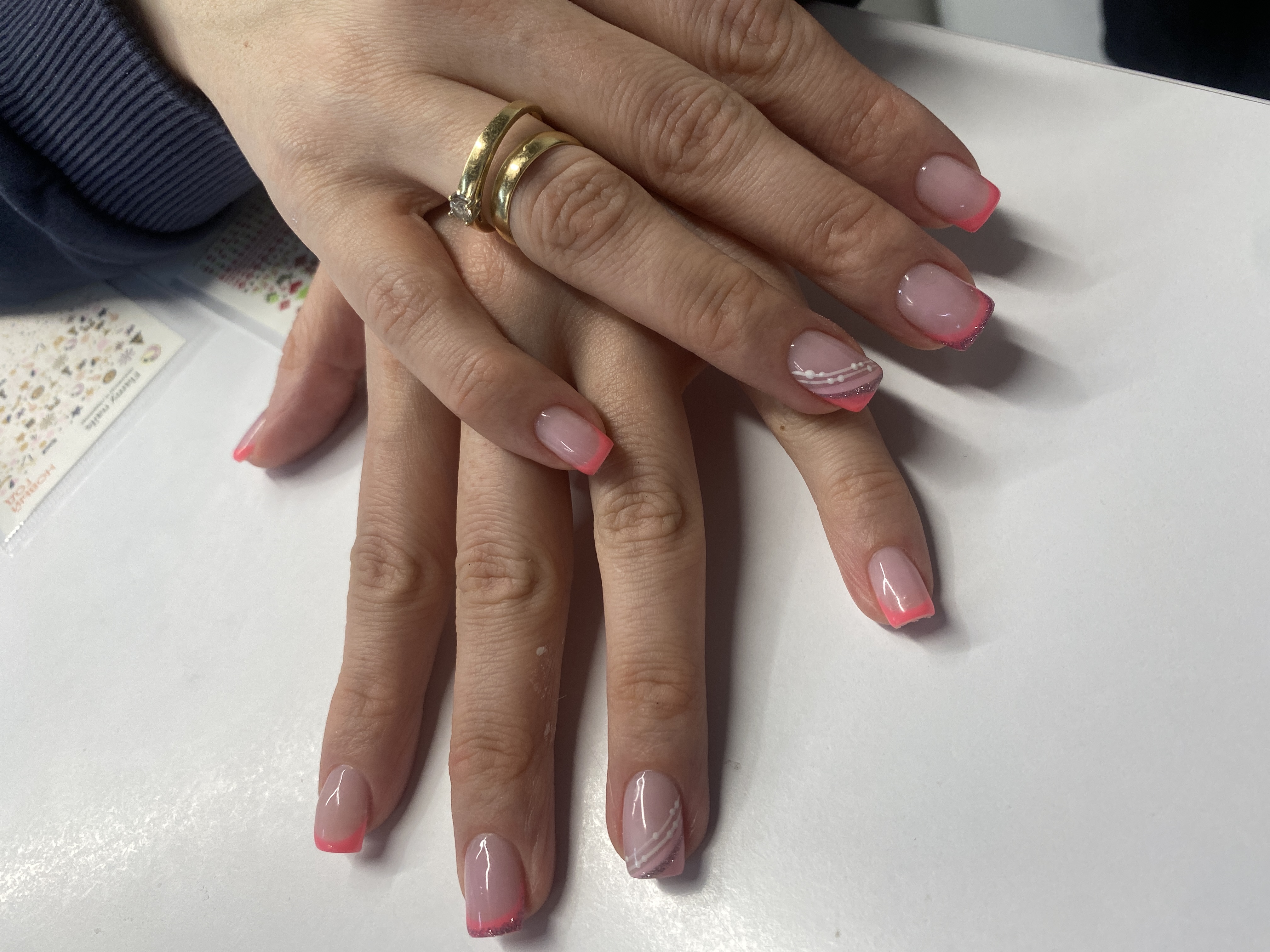 молочный, дизайн, комбинированный, френч, Маникюр, френч уголок, нежный, линии, оригинальный, блестки, на каждый день