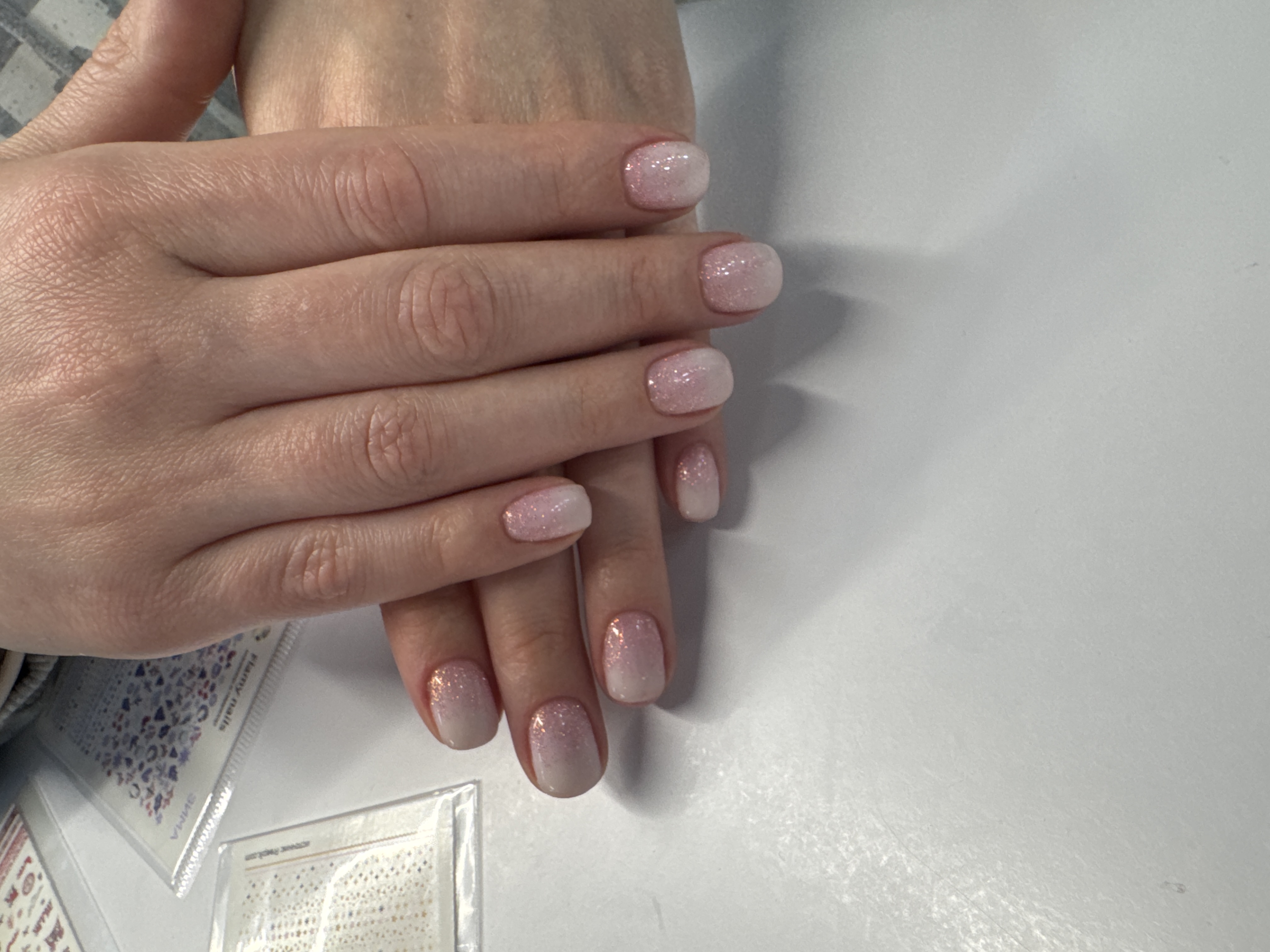 комбинированный, лунки, Маникюр, молочный, дизайн, блестки, Нежная абстракция, на каждый день