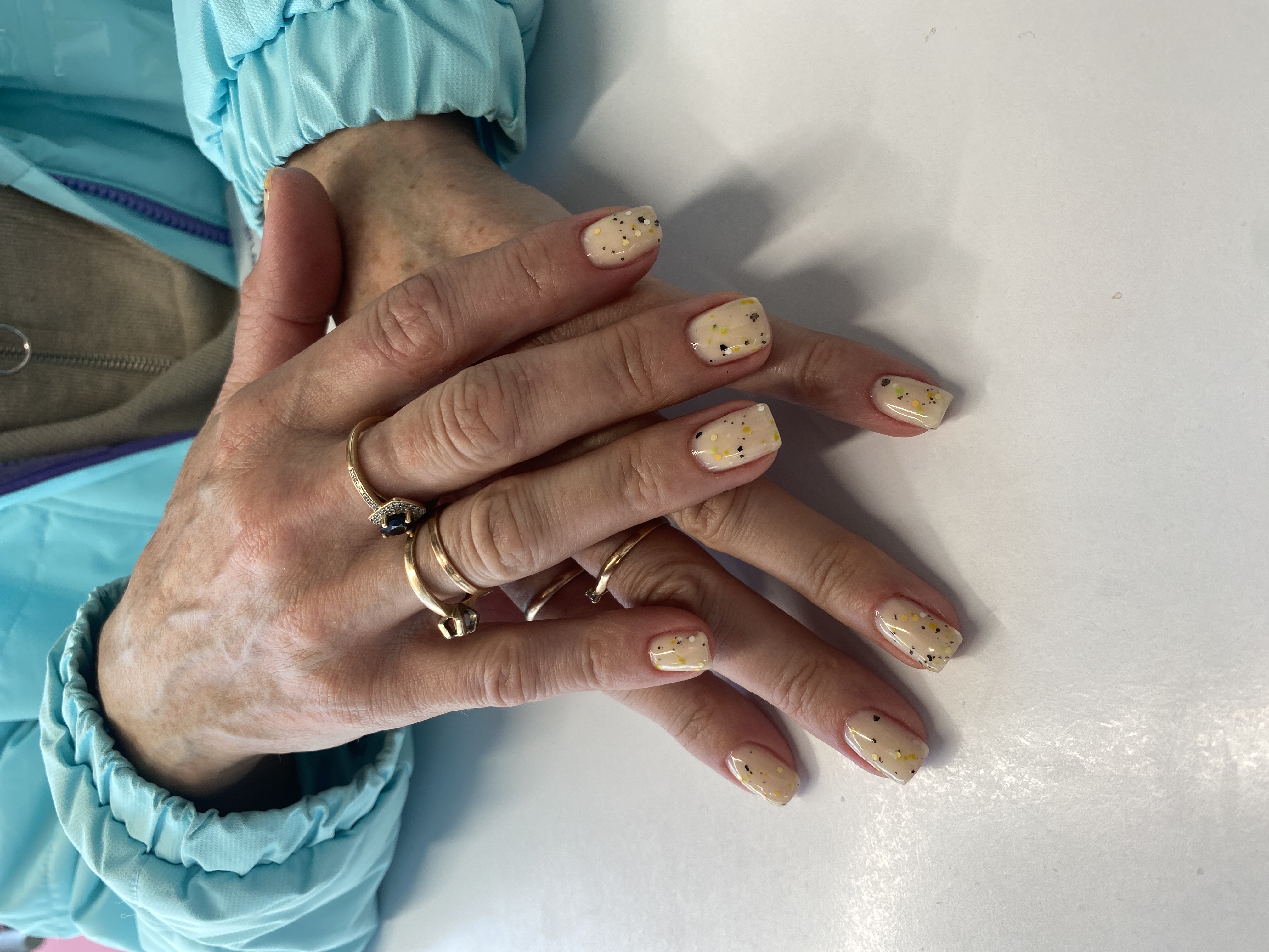 Маникюр, топ в крапинку, на каждый день, бежевый