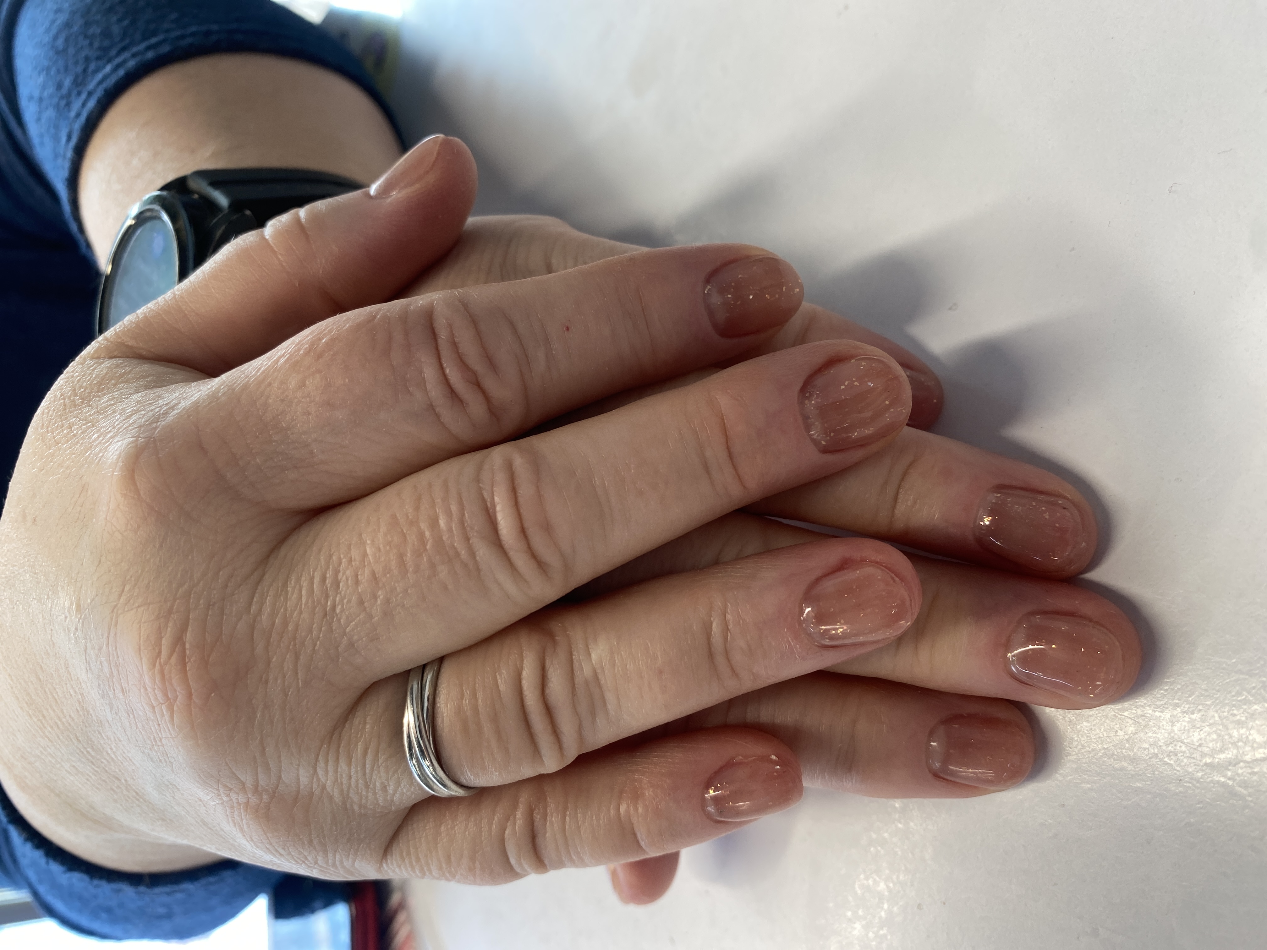 Маникюр, однотон, лак с блестками, бежевый, на каждый день