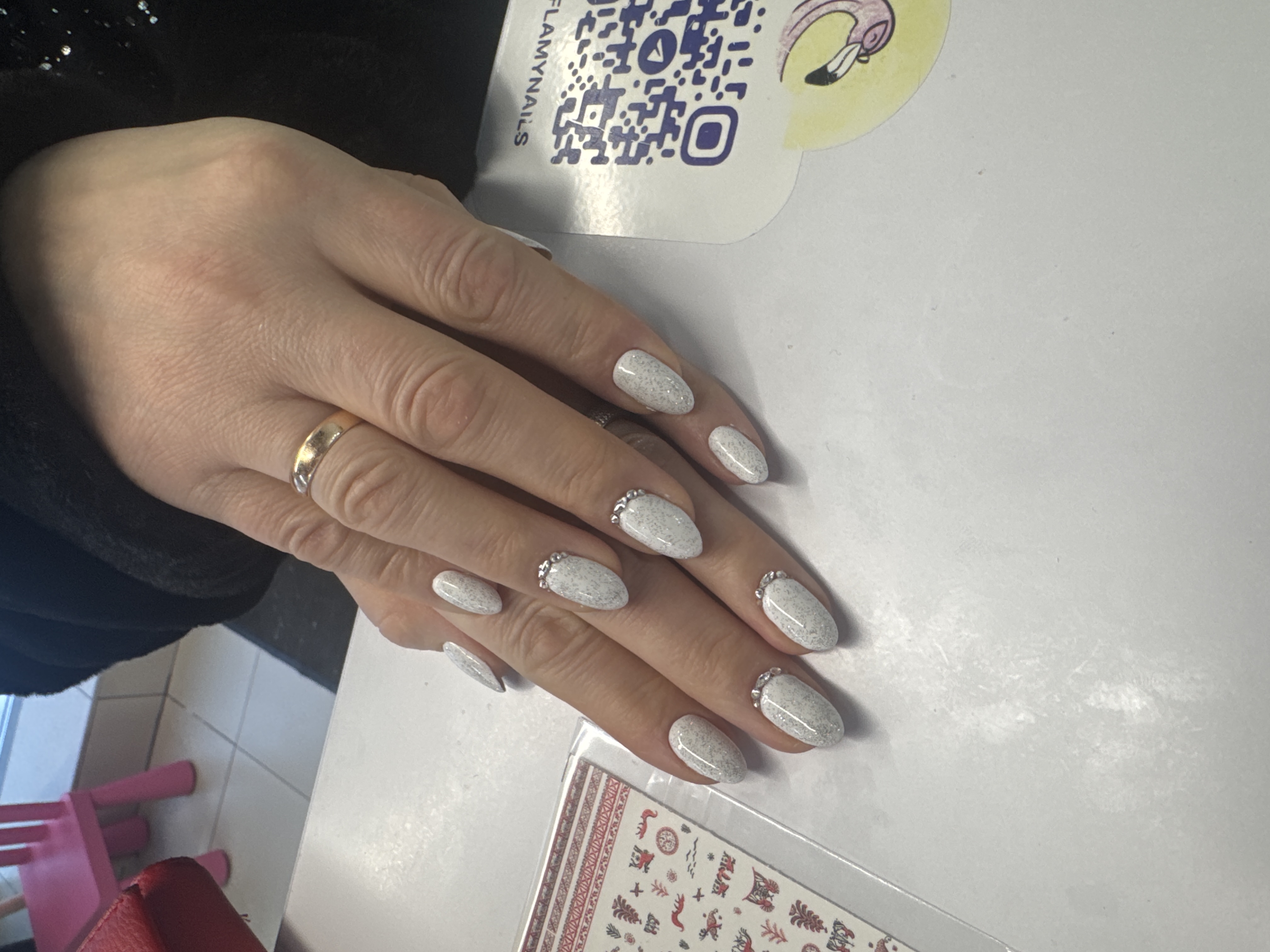 Маникюр, дизайн, лак с блестками, белый, лунки, минимализм, свадебный, нежный, праздничный, стразы