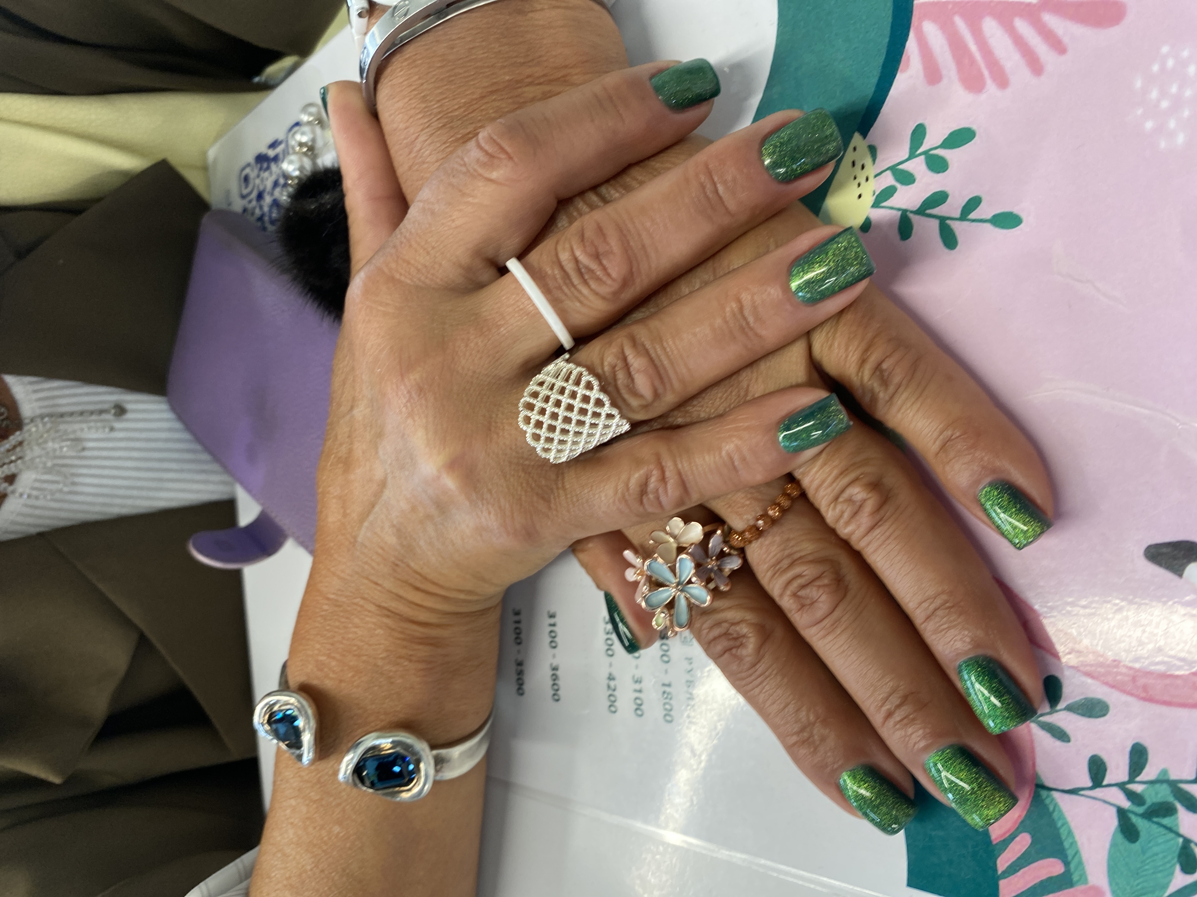 Маникюр, кошачий глаз, однотон, изумруд, не под кутикулу, на каждый день