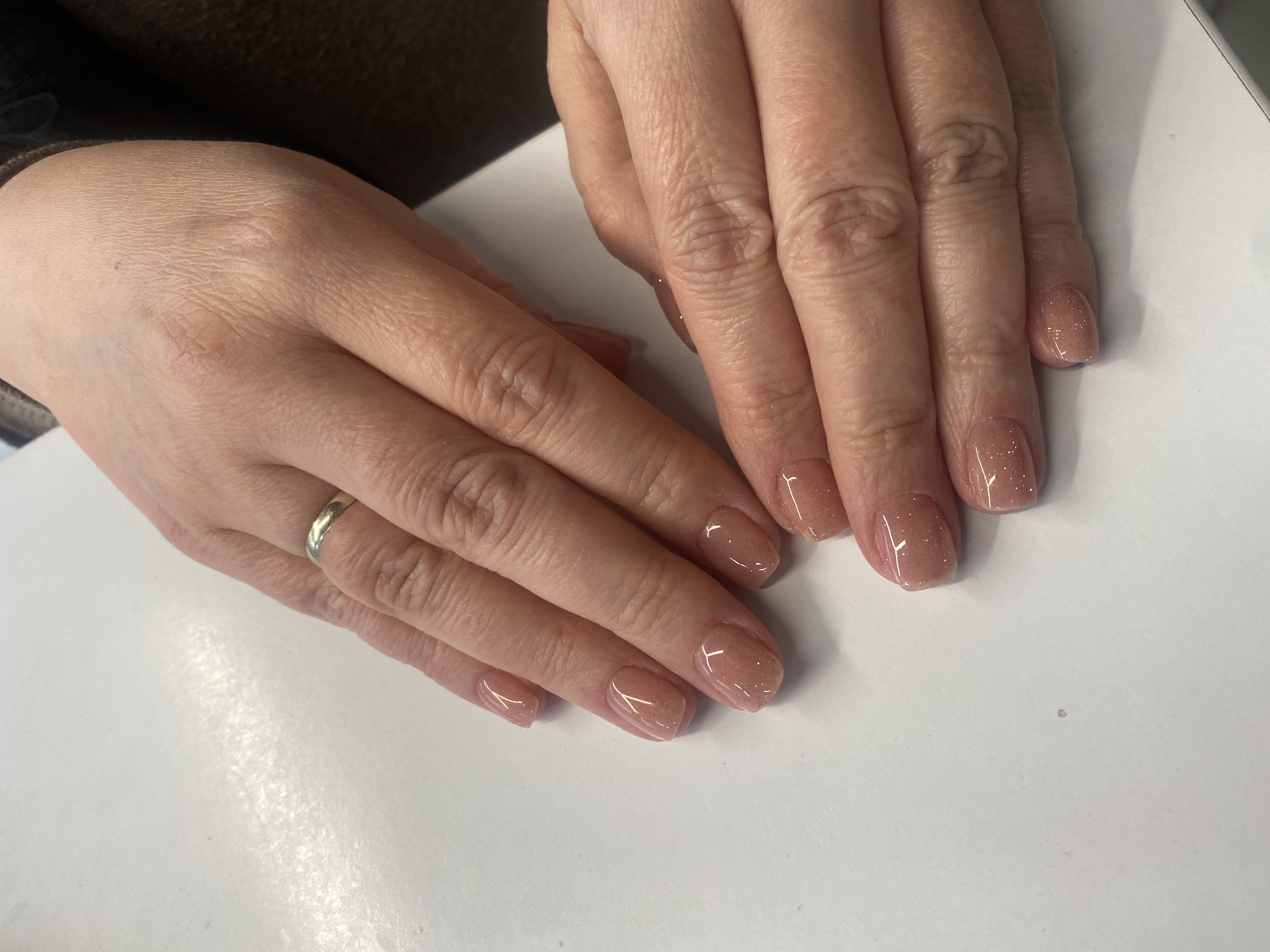 Маникюр, лак с блестками, однотон, бежевый, на каждый день