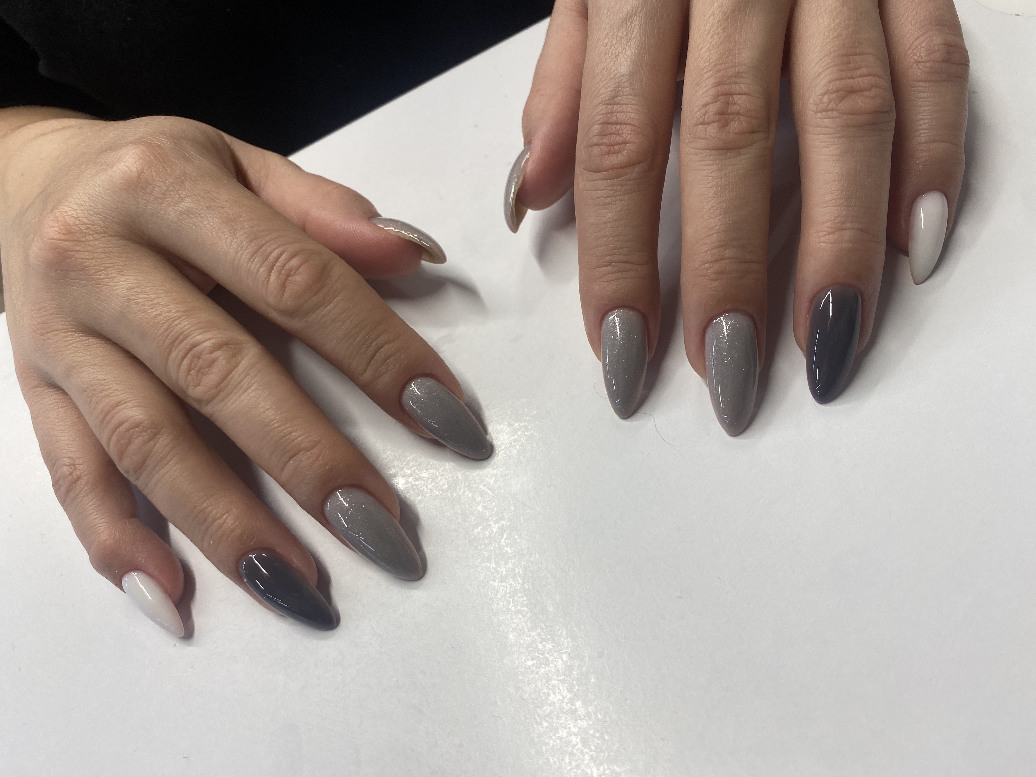 Маникюр, лак с блестками, на каждый день, комбинированный, серый, нюд