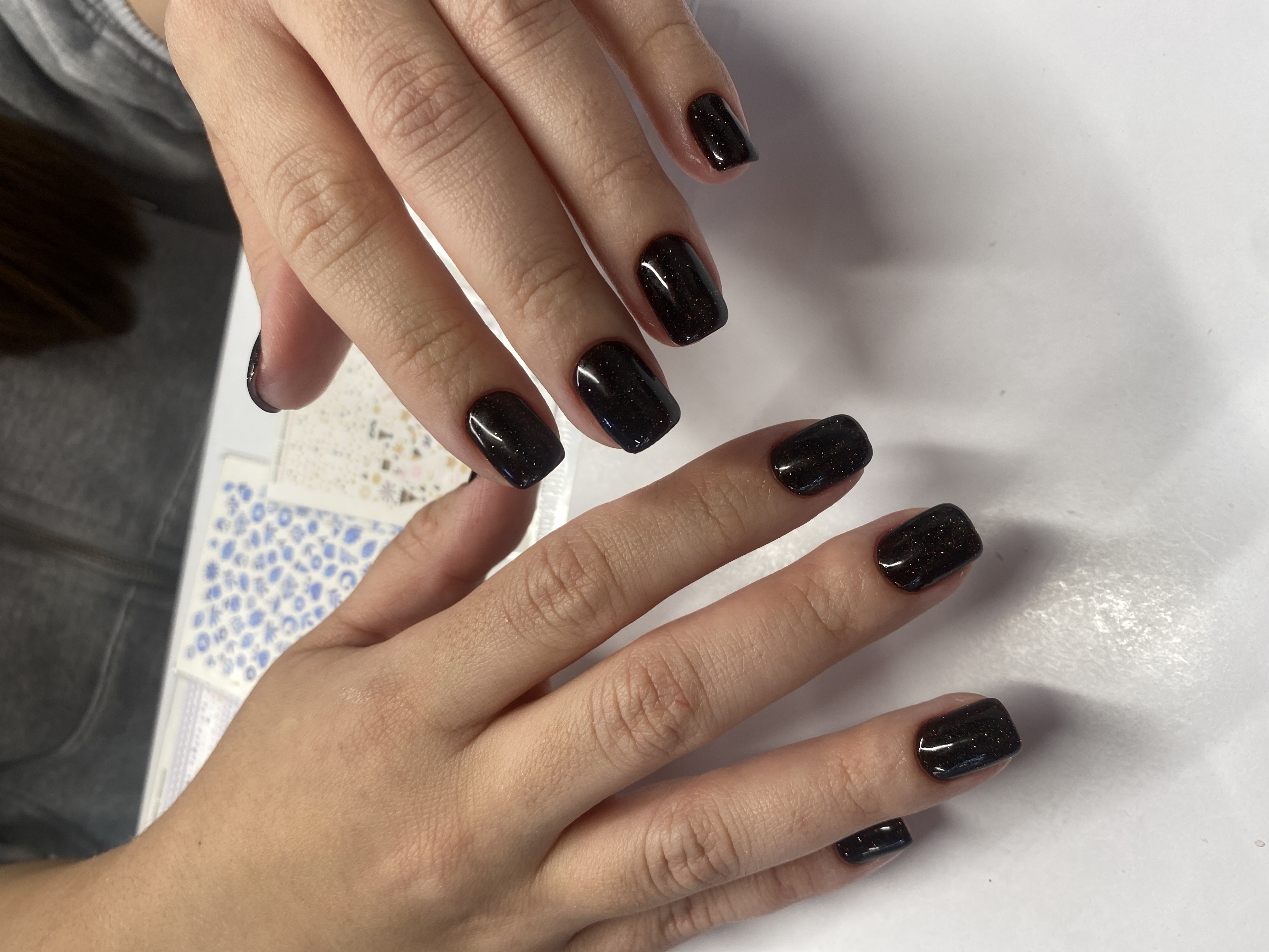 Маникюр, однотон, лак с блестками, черный, на каждый день