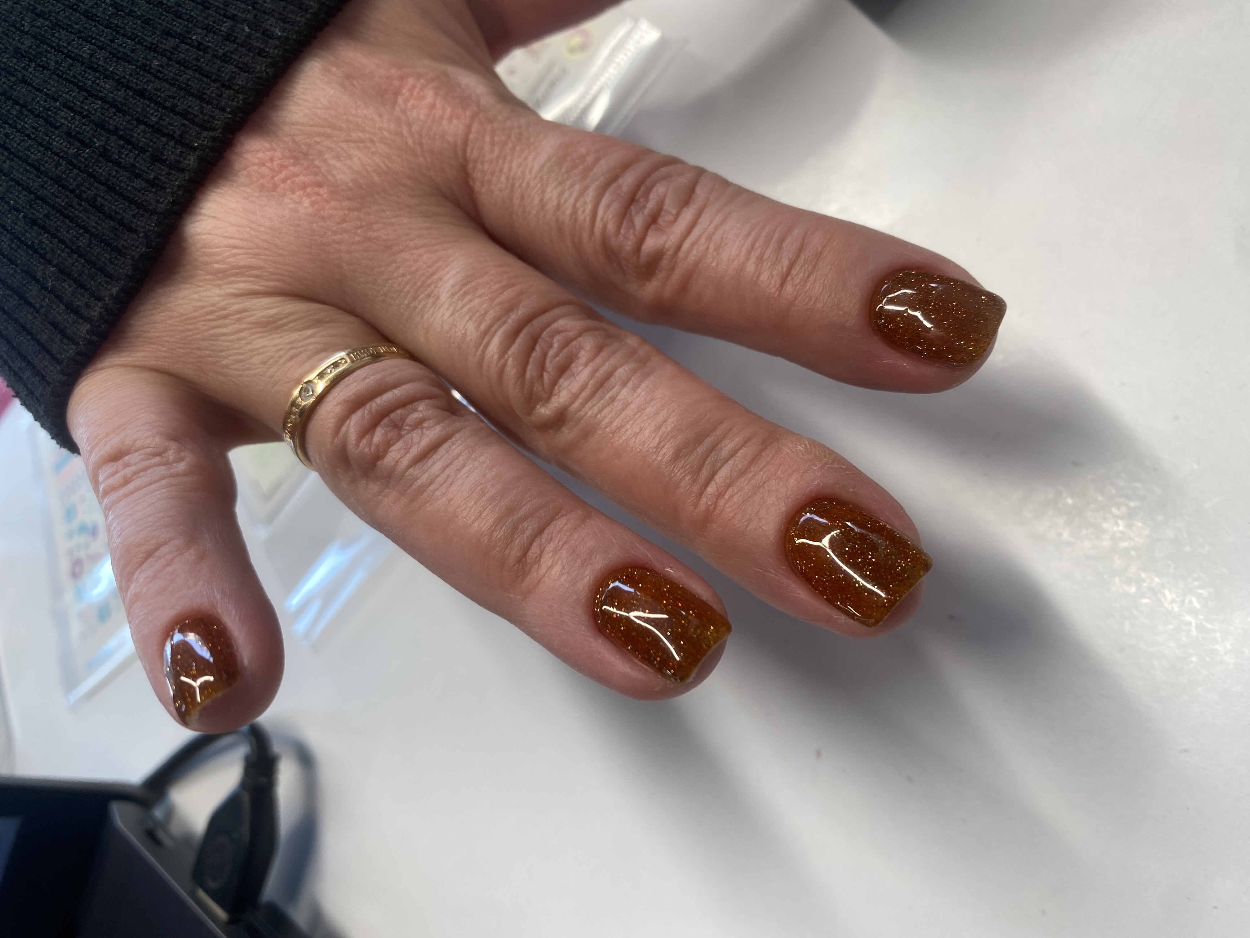 Маникюр, лак с блестками, однотон, коричневый, на каждый день