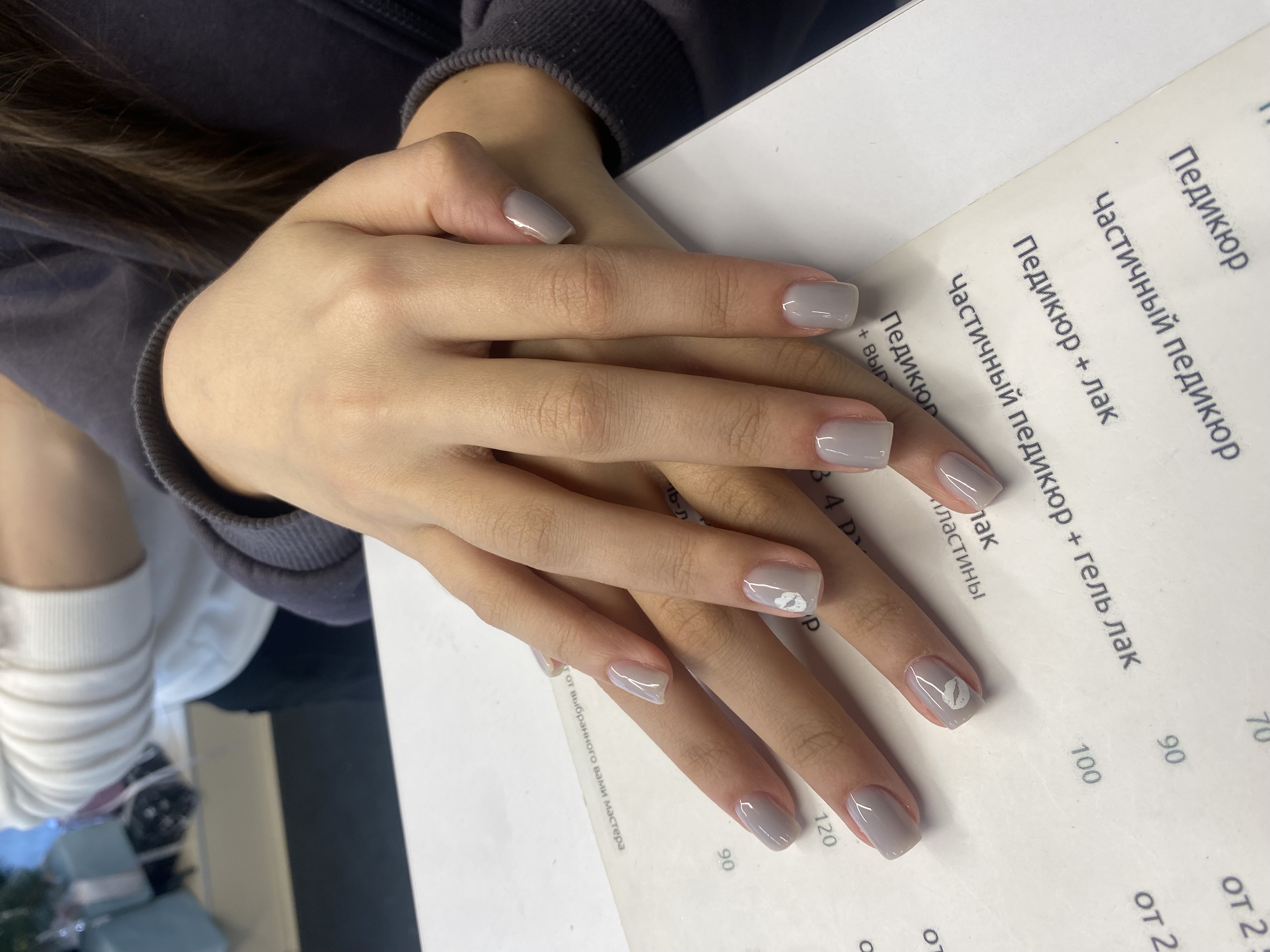 Маникюр, серый, наклейка, дизайн, поцелуйчик, минимализм, нюд, на каждый день