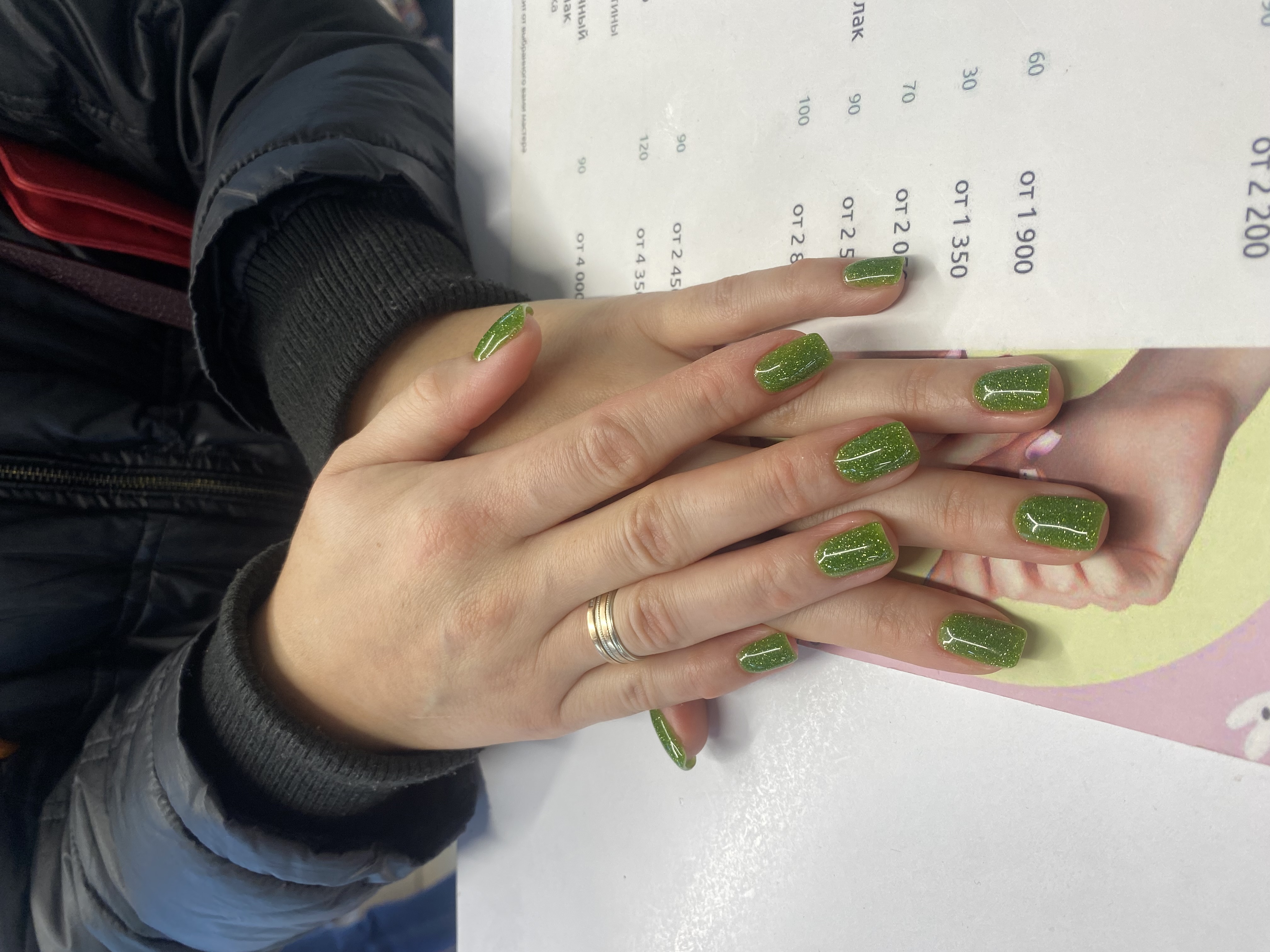 Маникюр, лак с блестками, однотон, зеленый, на каждый день