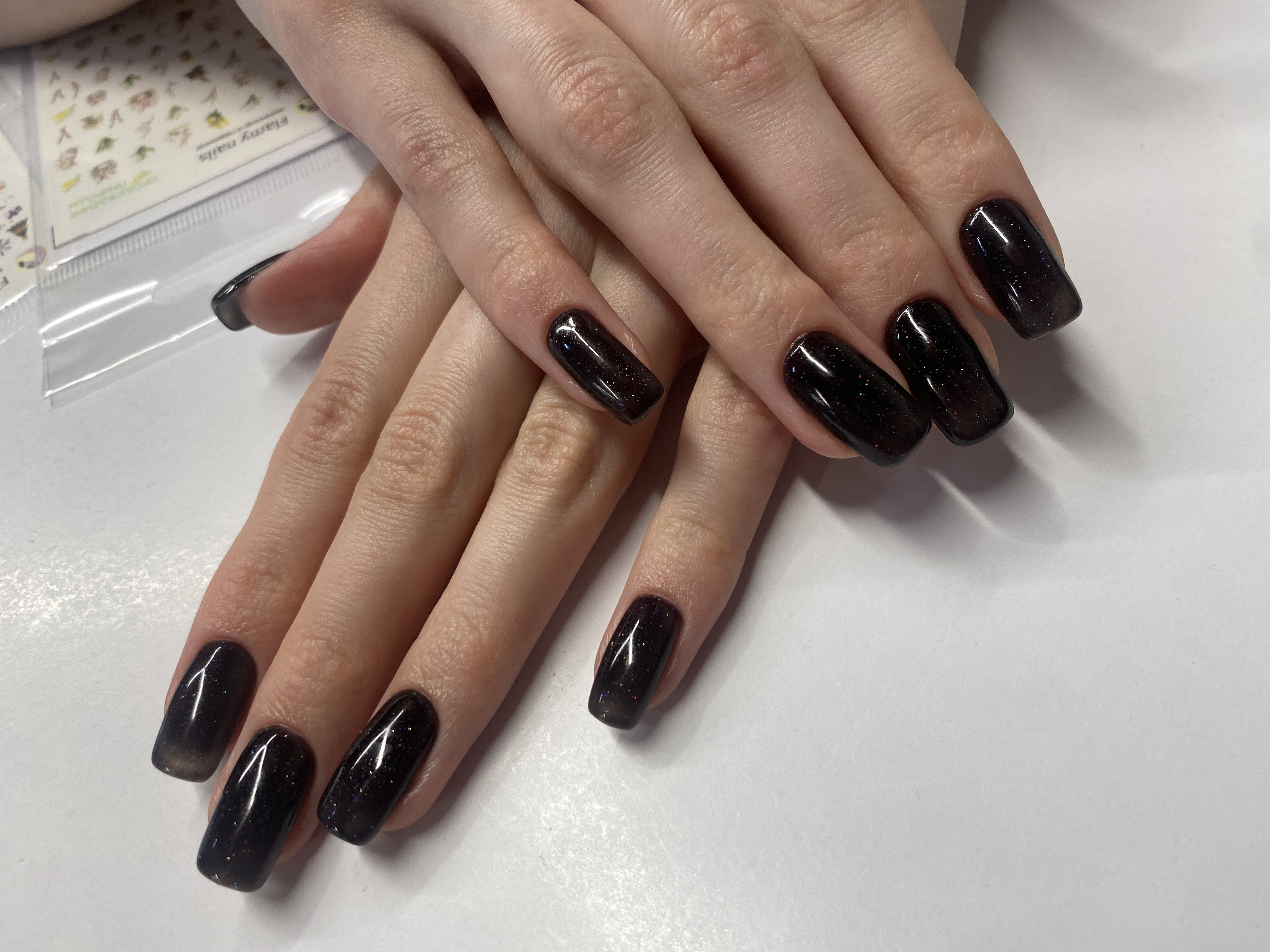 Маникюр, лак с блестками, однотон, черный, на каждый день