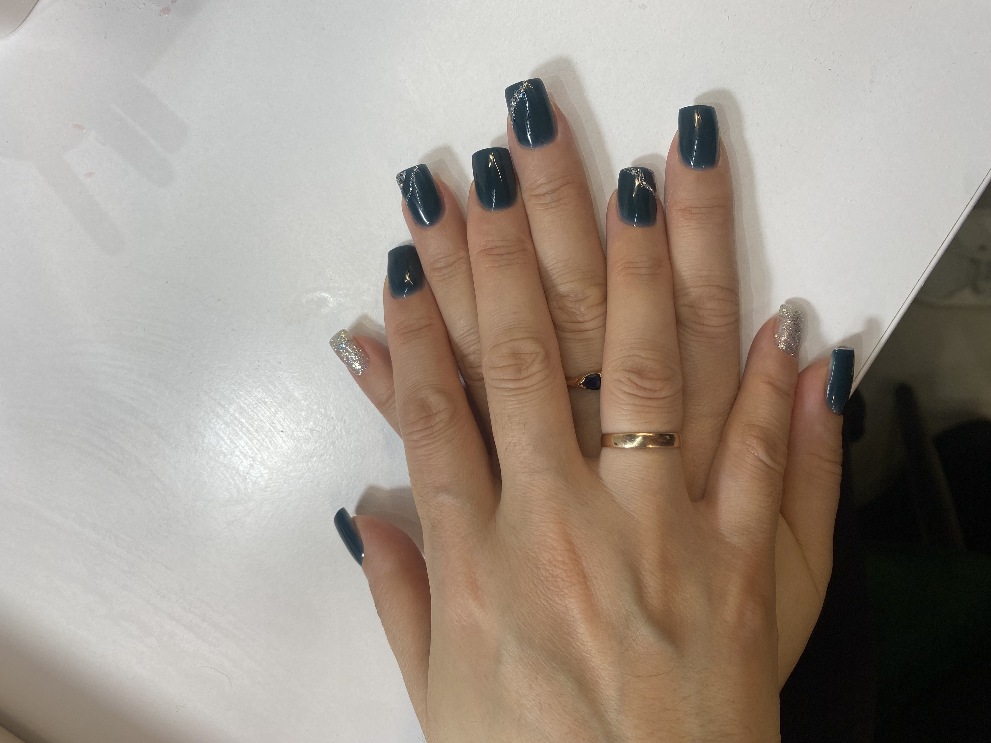 комбинированный, лак с блестками, дизайн, Маникюр, изумруд, линии, минимализм, блестки, абстракция, на каждый день