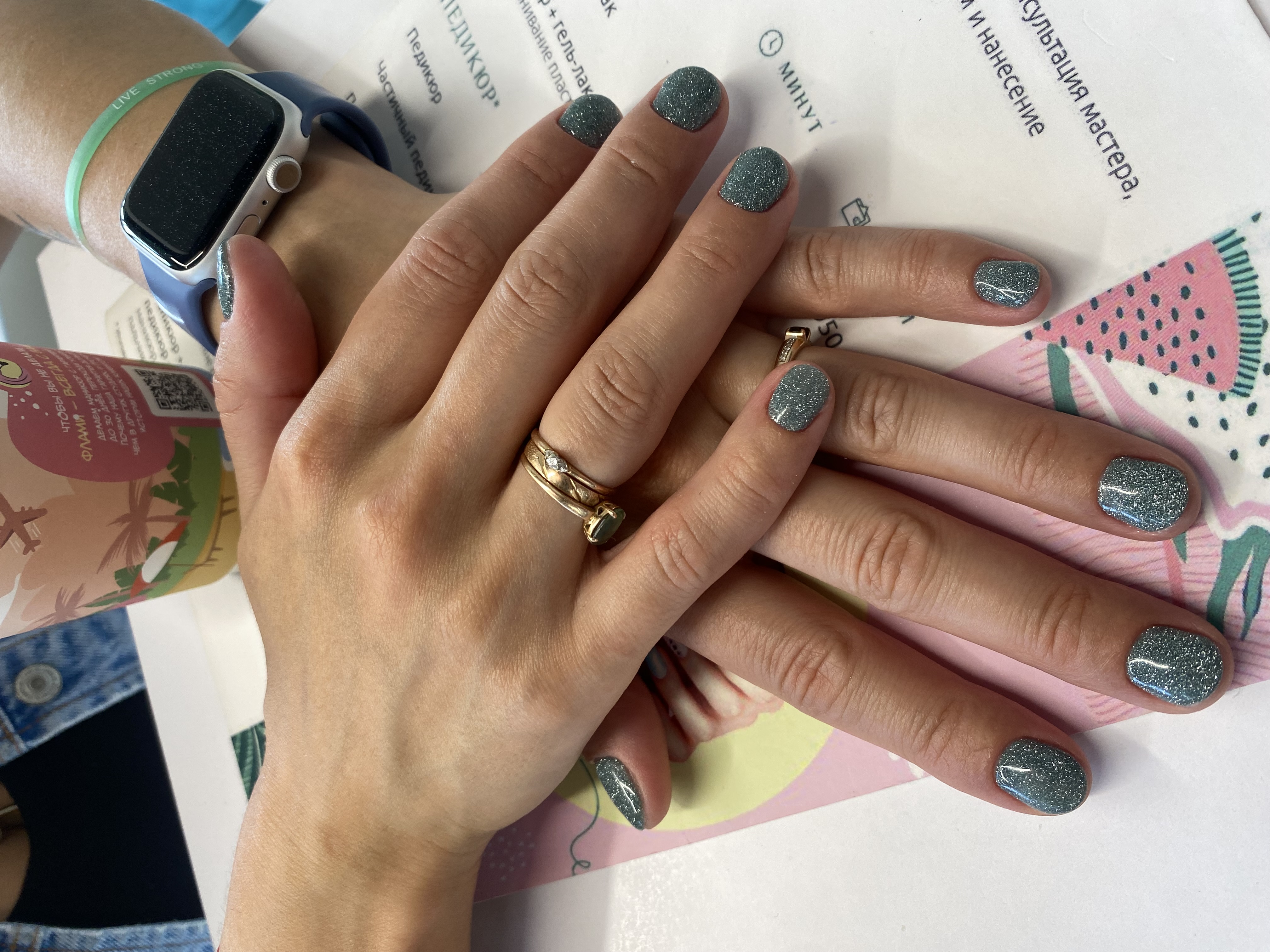 Маникюр, лак с блестками, однотон, серый, на каждый день