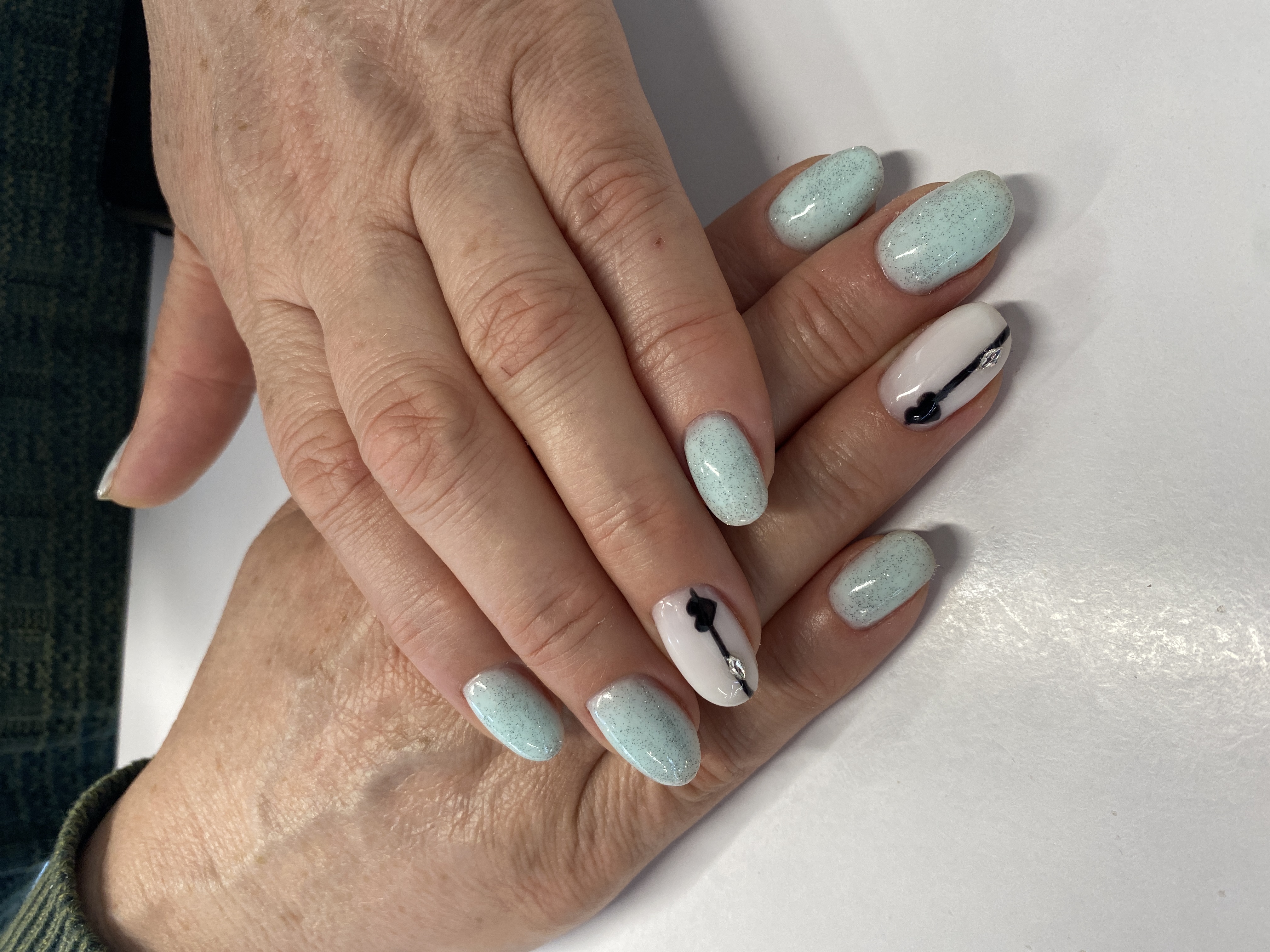 комбинированный, Маникюр, голубой, лак с блестками, дизайн, сердечки, стразы, минимализм