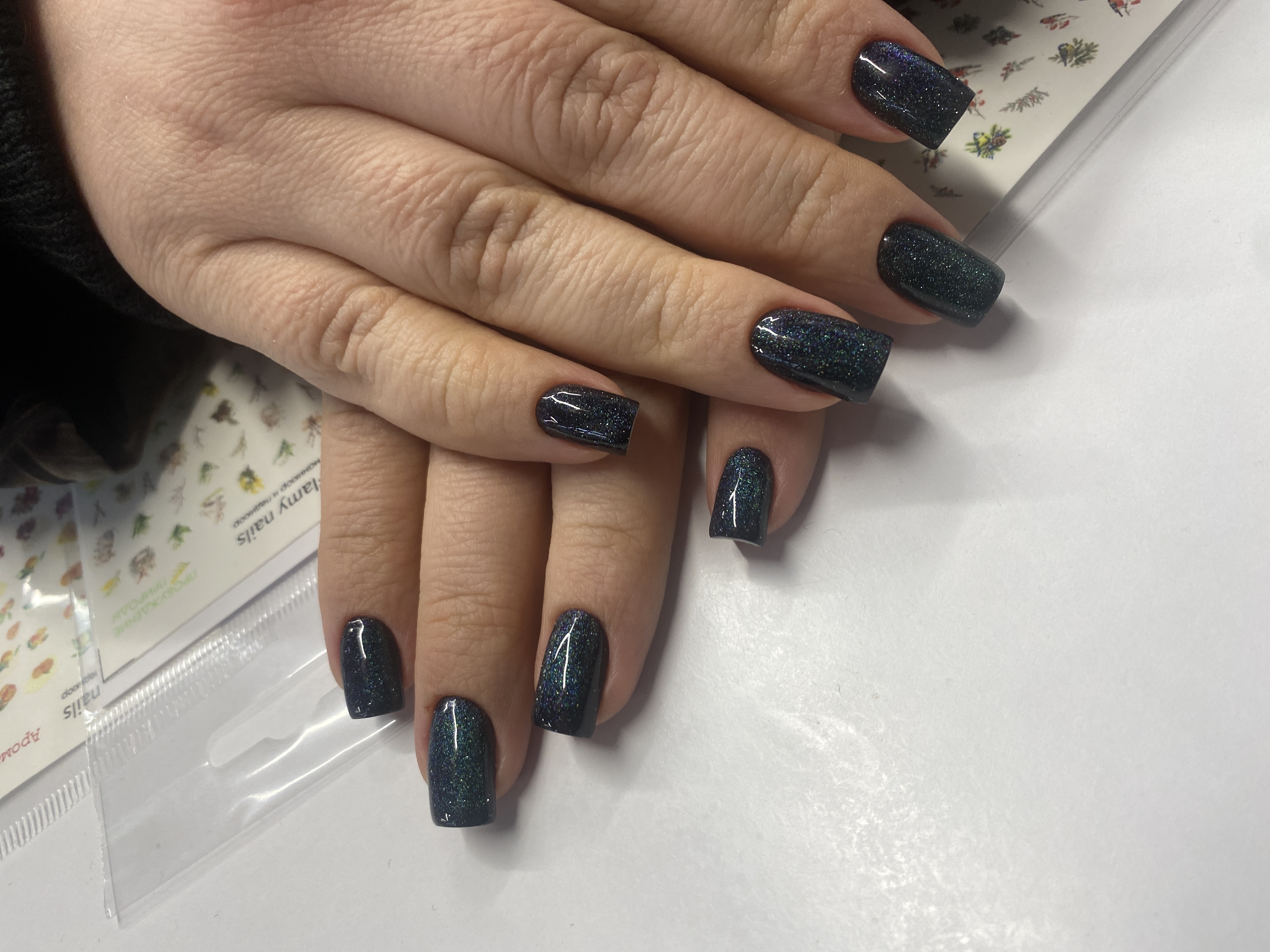 Маникюр, лак с блестками, однотон, темносиний, на каждый день