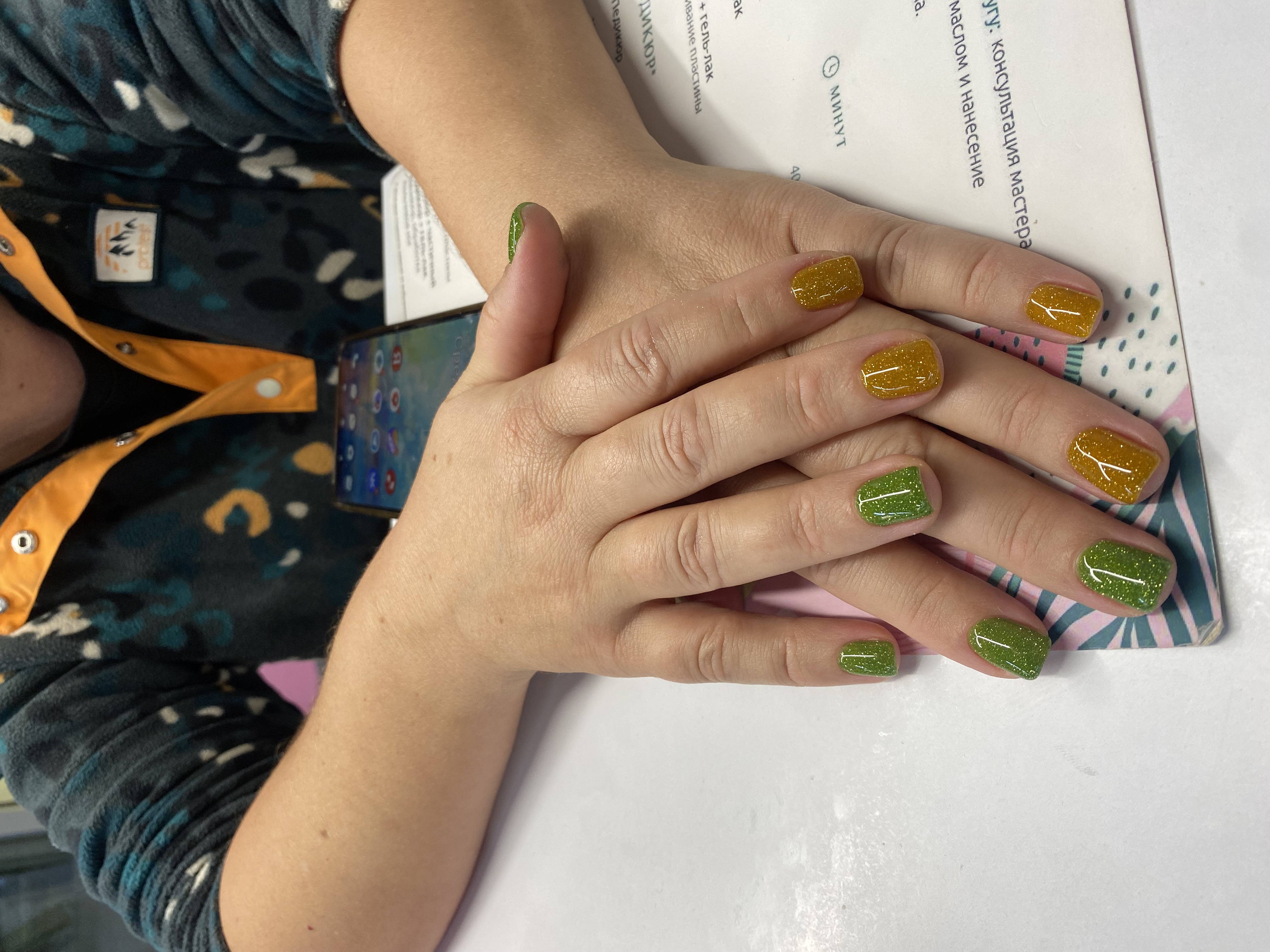 Маникюр, комбинированный, лак с блестками, зеленый, на каждый день