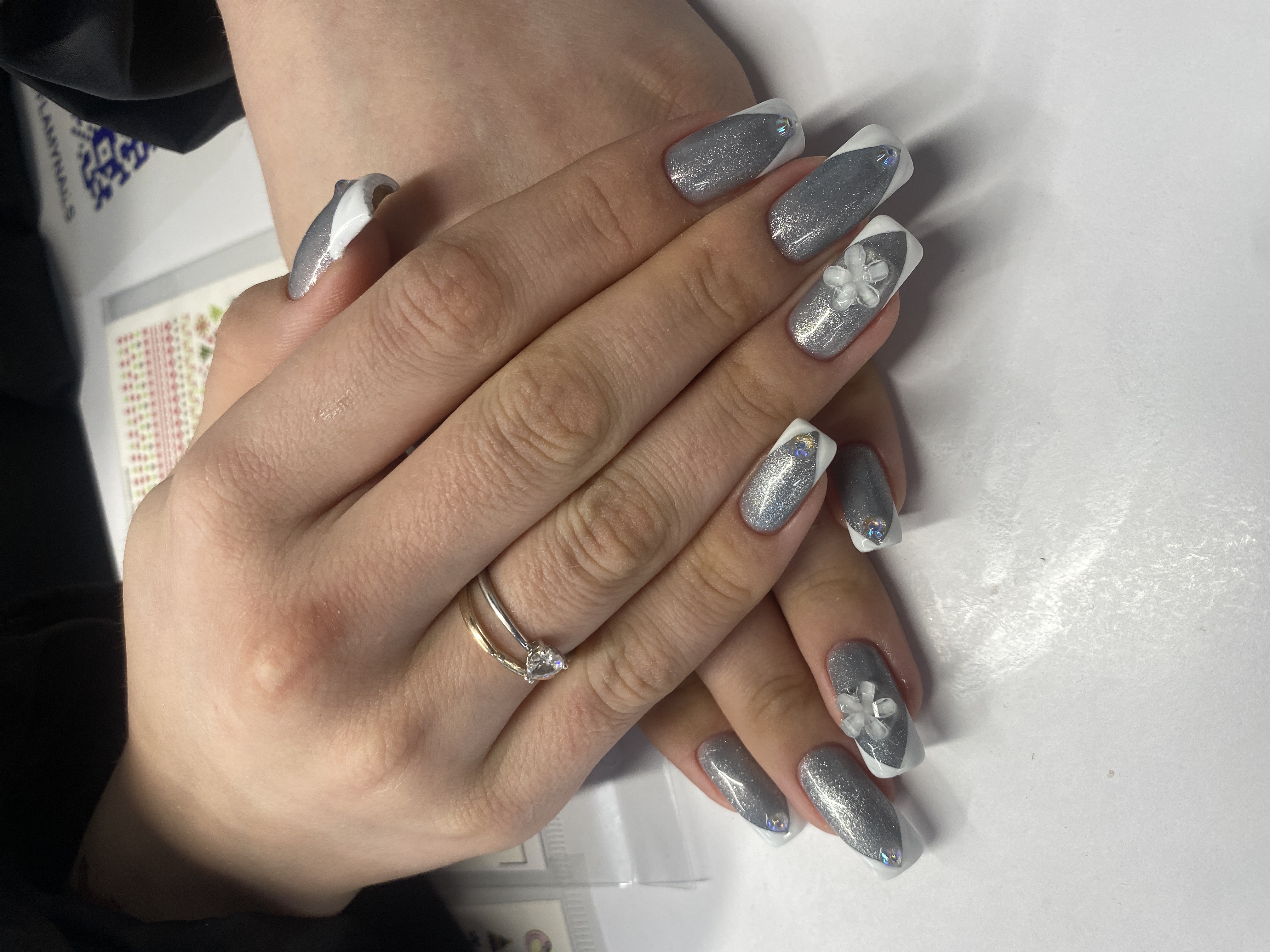 серебро, объемный дизайн, Маникюр, дизайн, цветы, френч уголок, праздничный, оригинальный