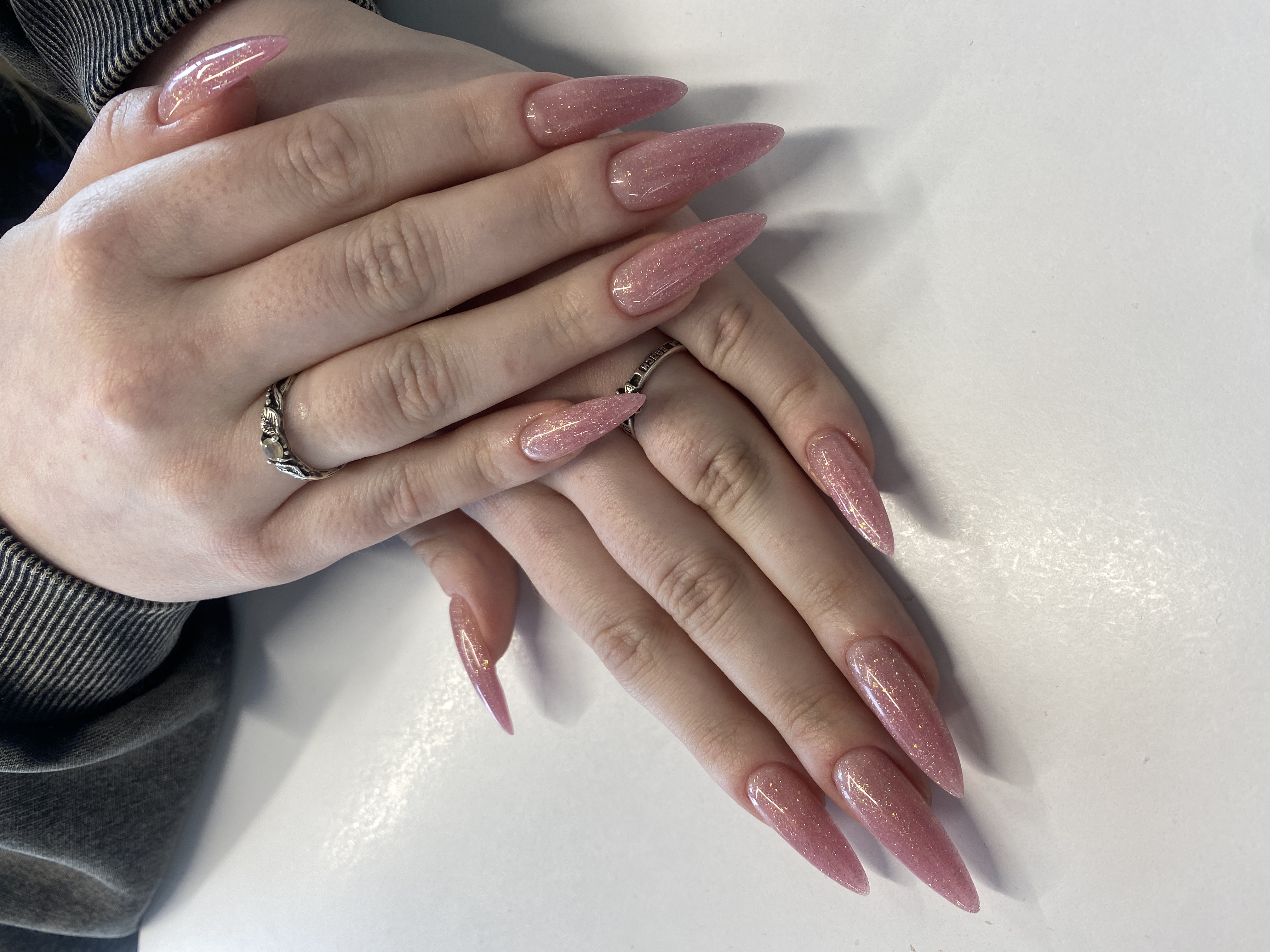 Маникюр, нежный, лак с блестками, однотон, сиреневый, на каждый день