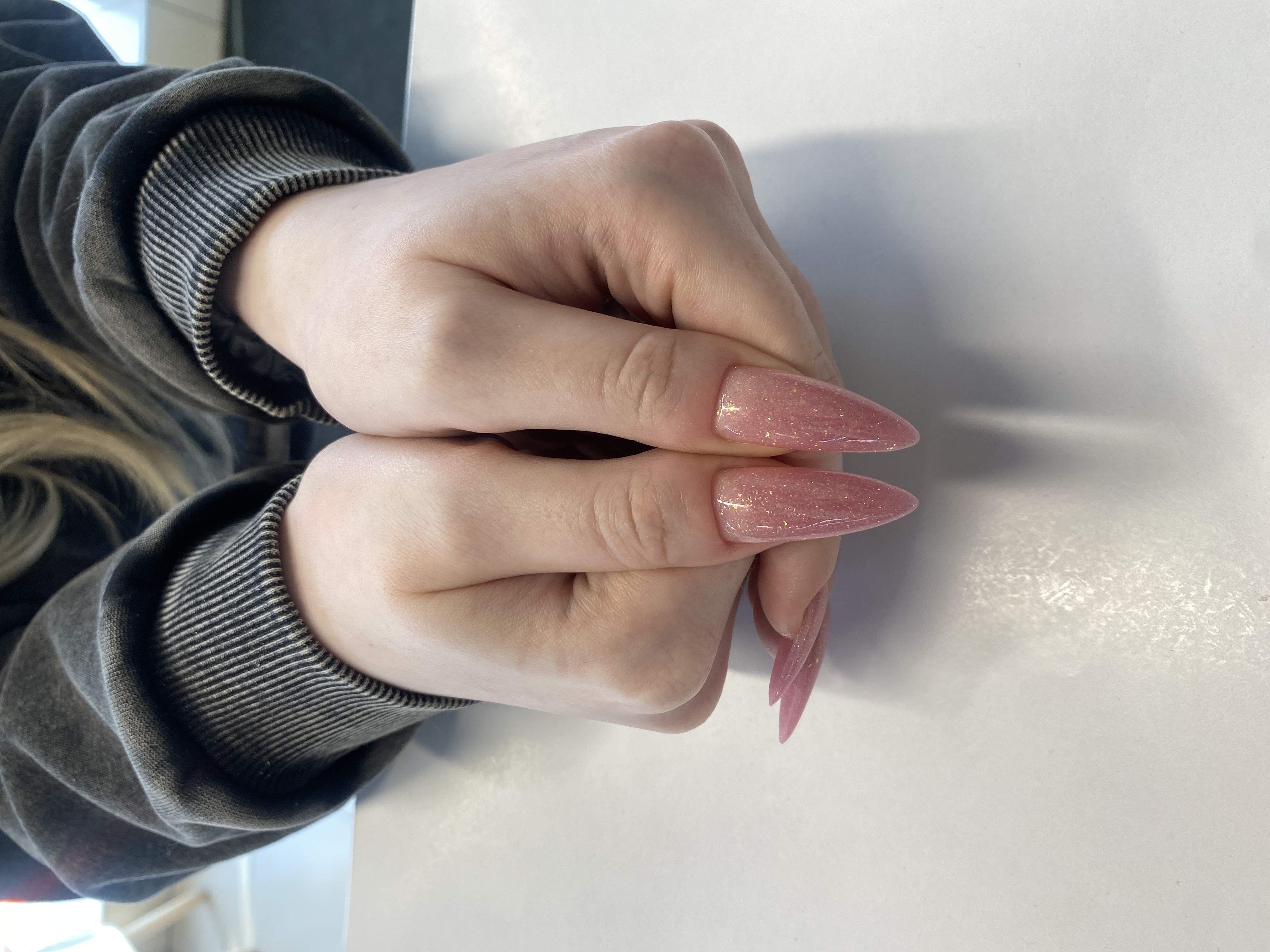 Маникюр, нежный, лак с блестками, однотон, сиреневый, на каждый день