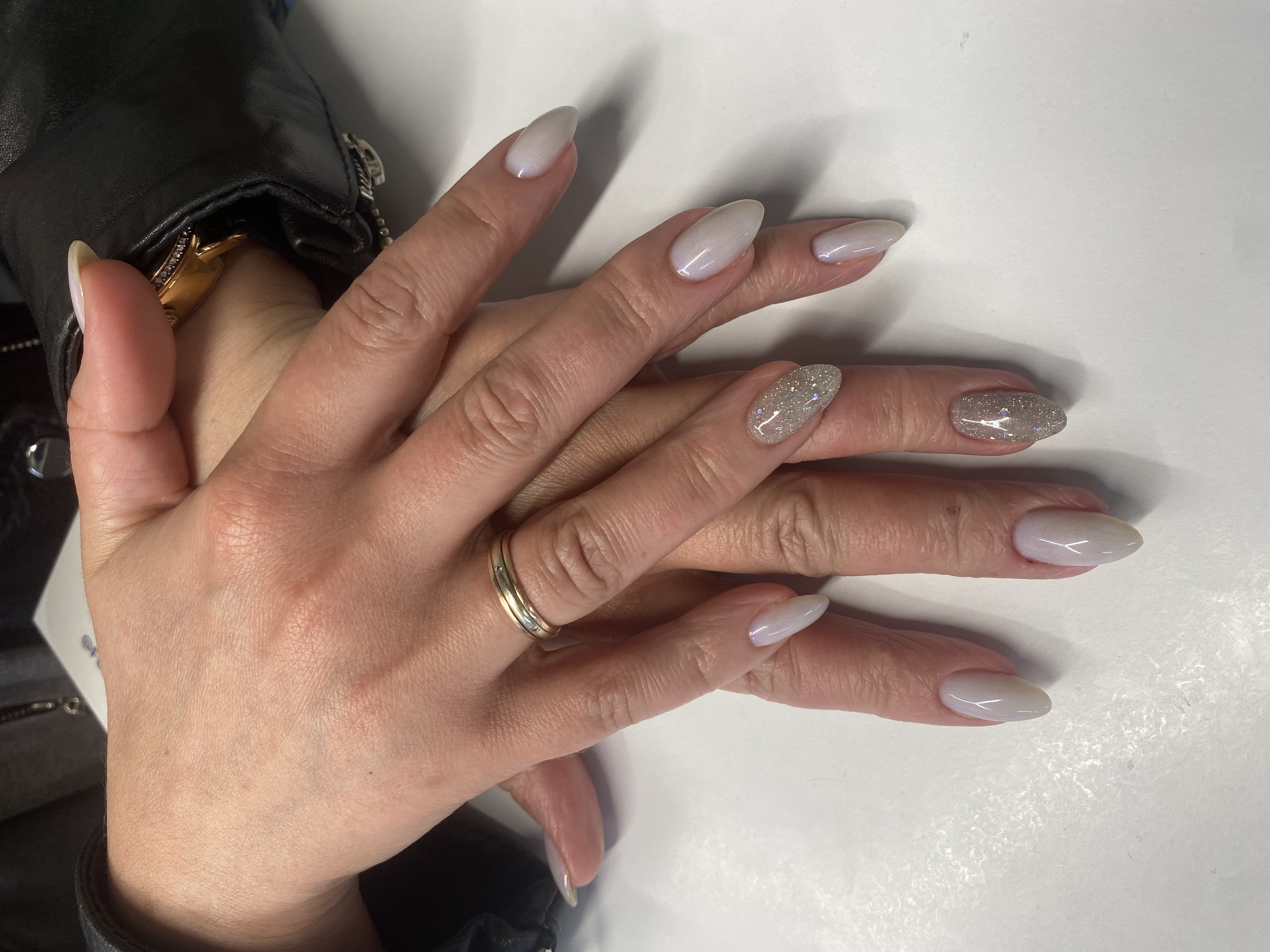 Маникюр, лак с блестками, однотон, на каждый день, молочный, нежный