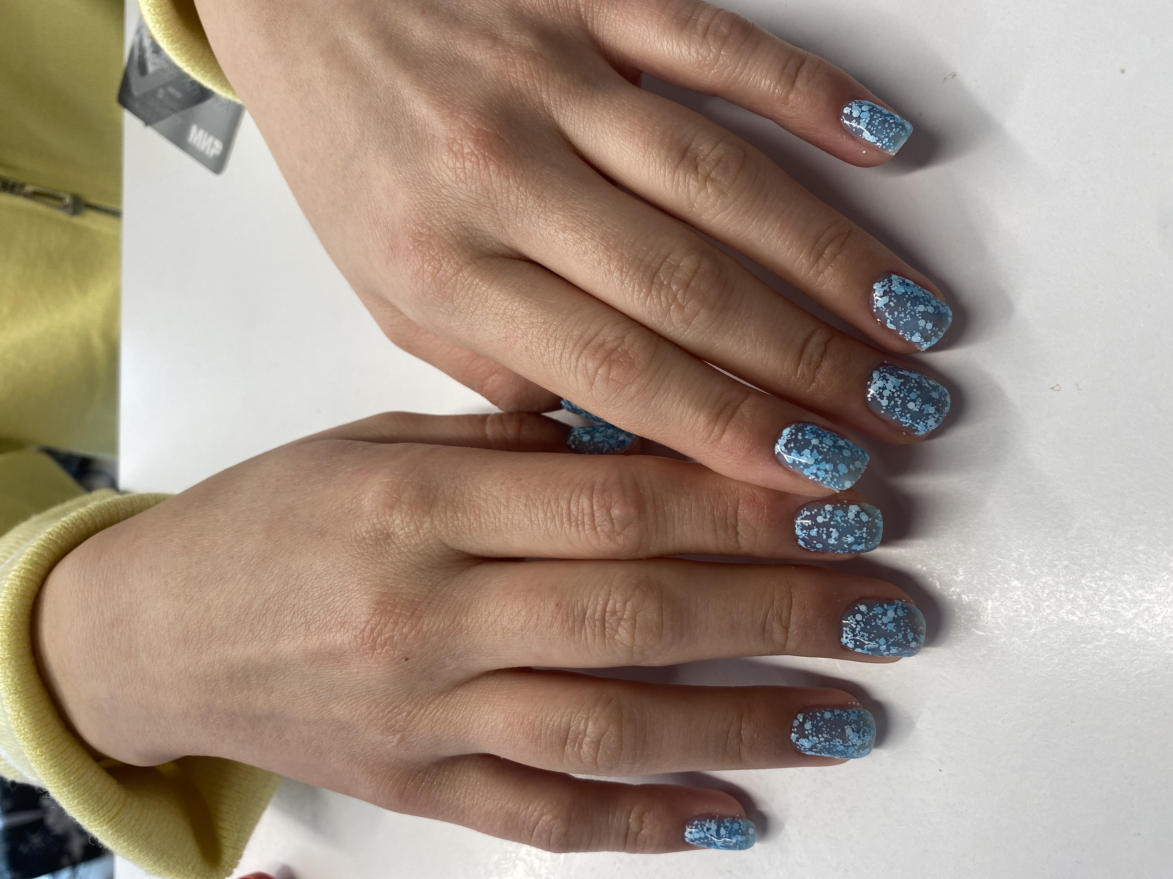 Маникюр, топ в крапинку, голубой, на каждый день