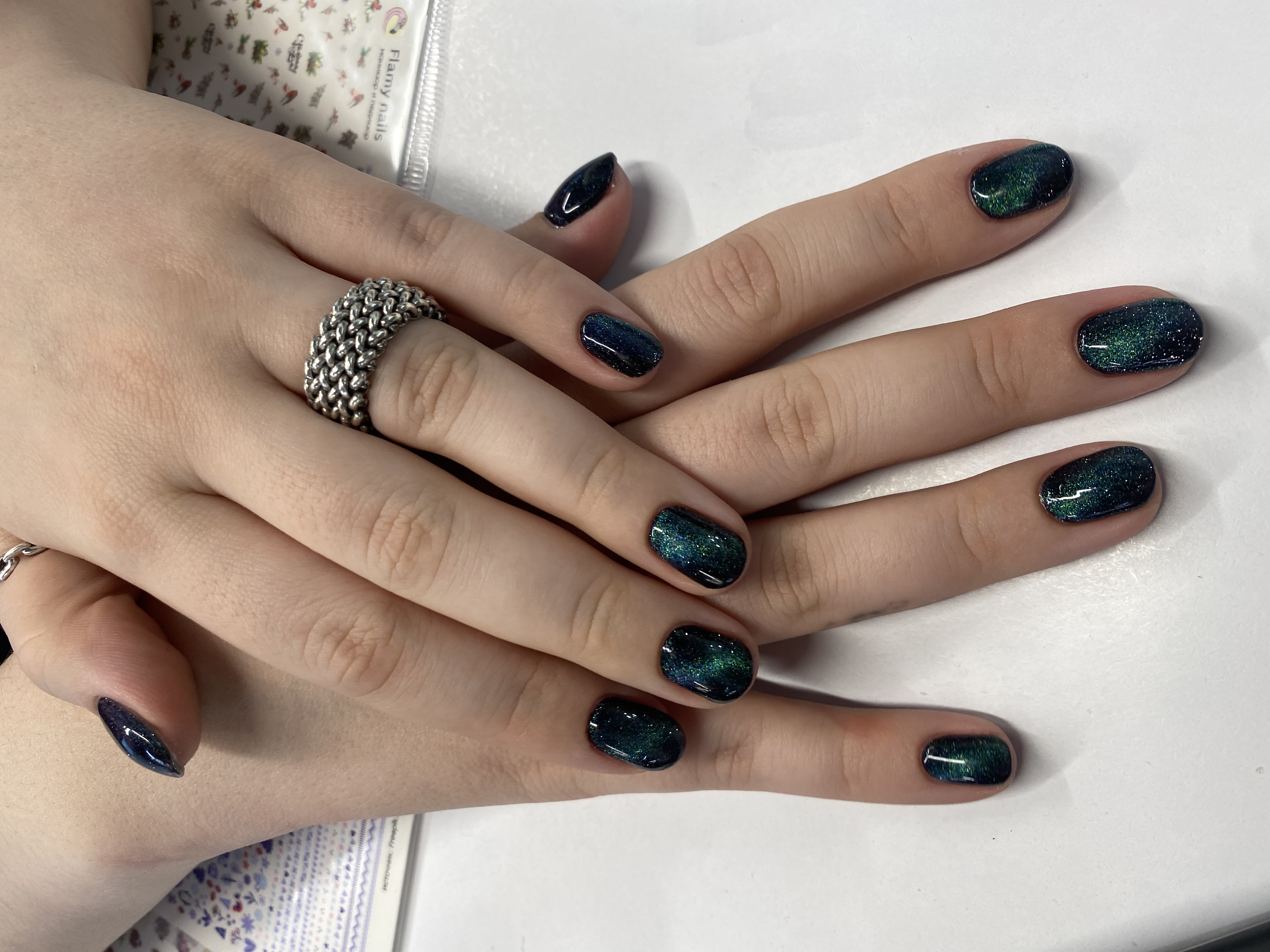 Маникюр, кошачий глаз, на каждый день, однотон, изумруд, не под кутикулу