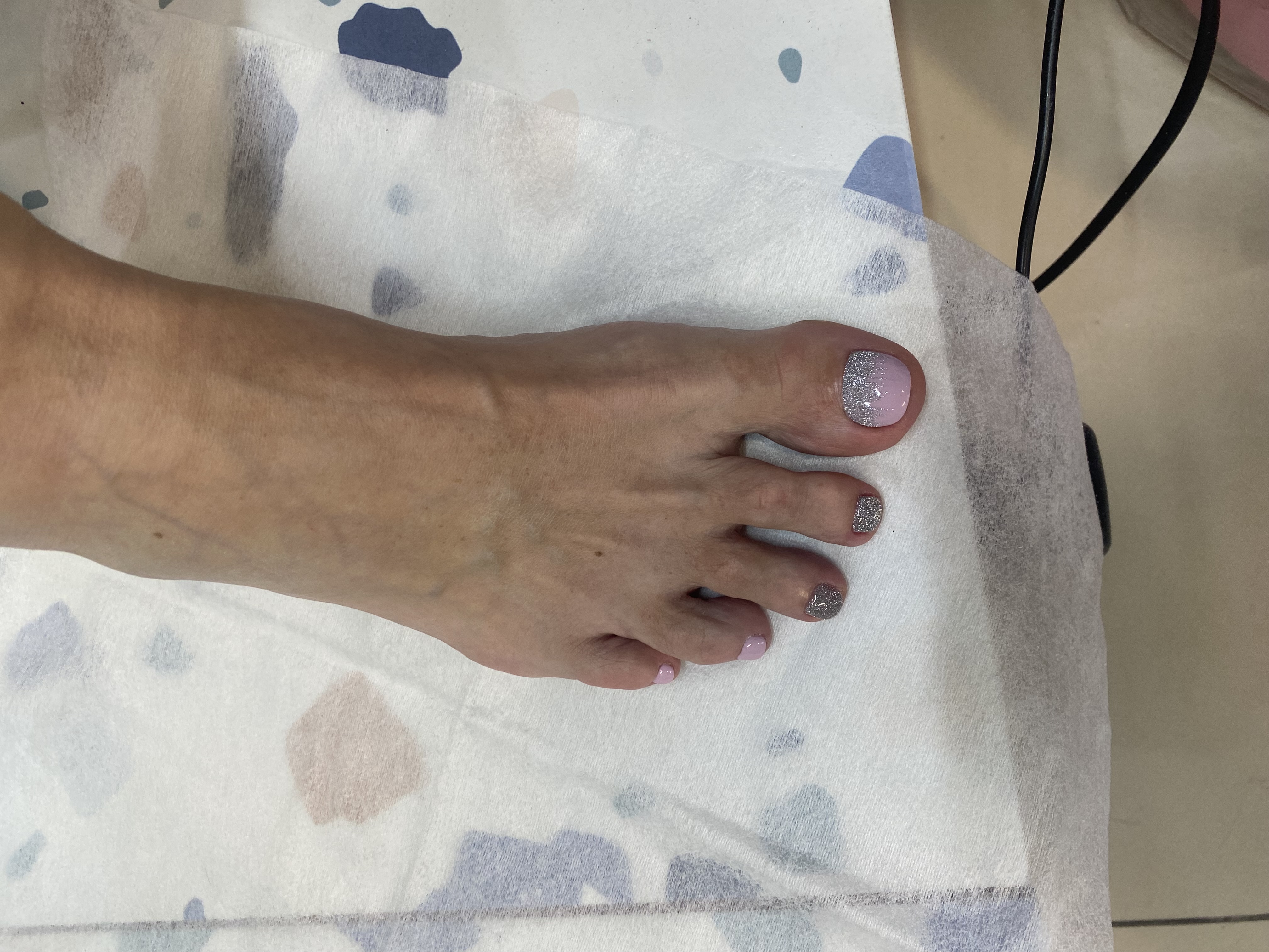 Педикюр, дизайн, лунки, блестки, пудровый, лак с блестками