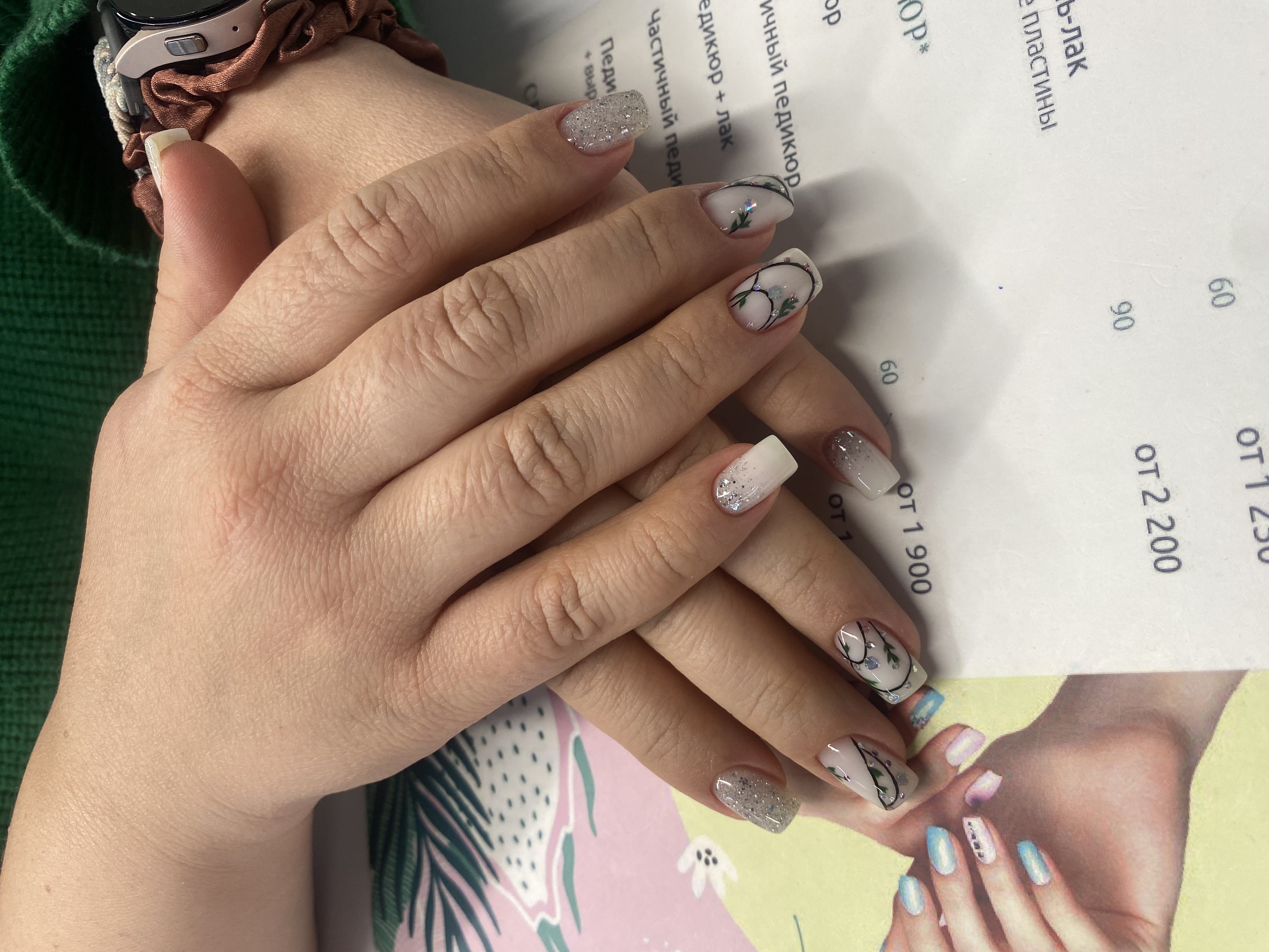 молочный, комбинированный, дизайн, Маникюр, гирлянда, новогодний, лунки, блестки