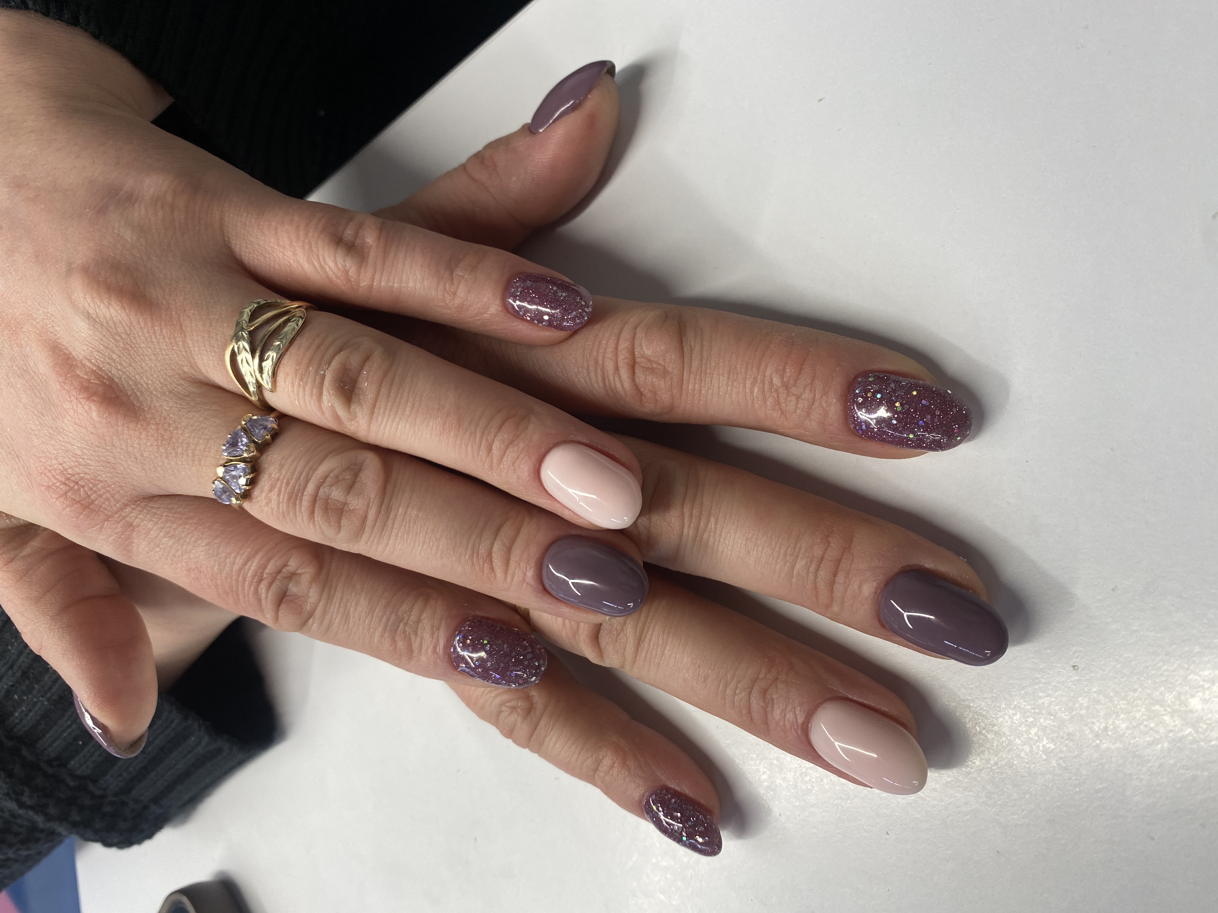 Маникюр, лак с блестками, фиолетовый, комбинированный, на каждый день