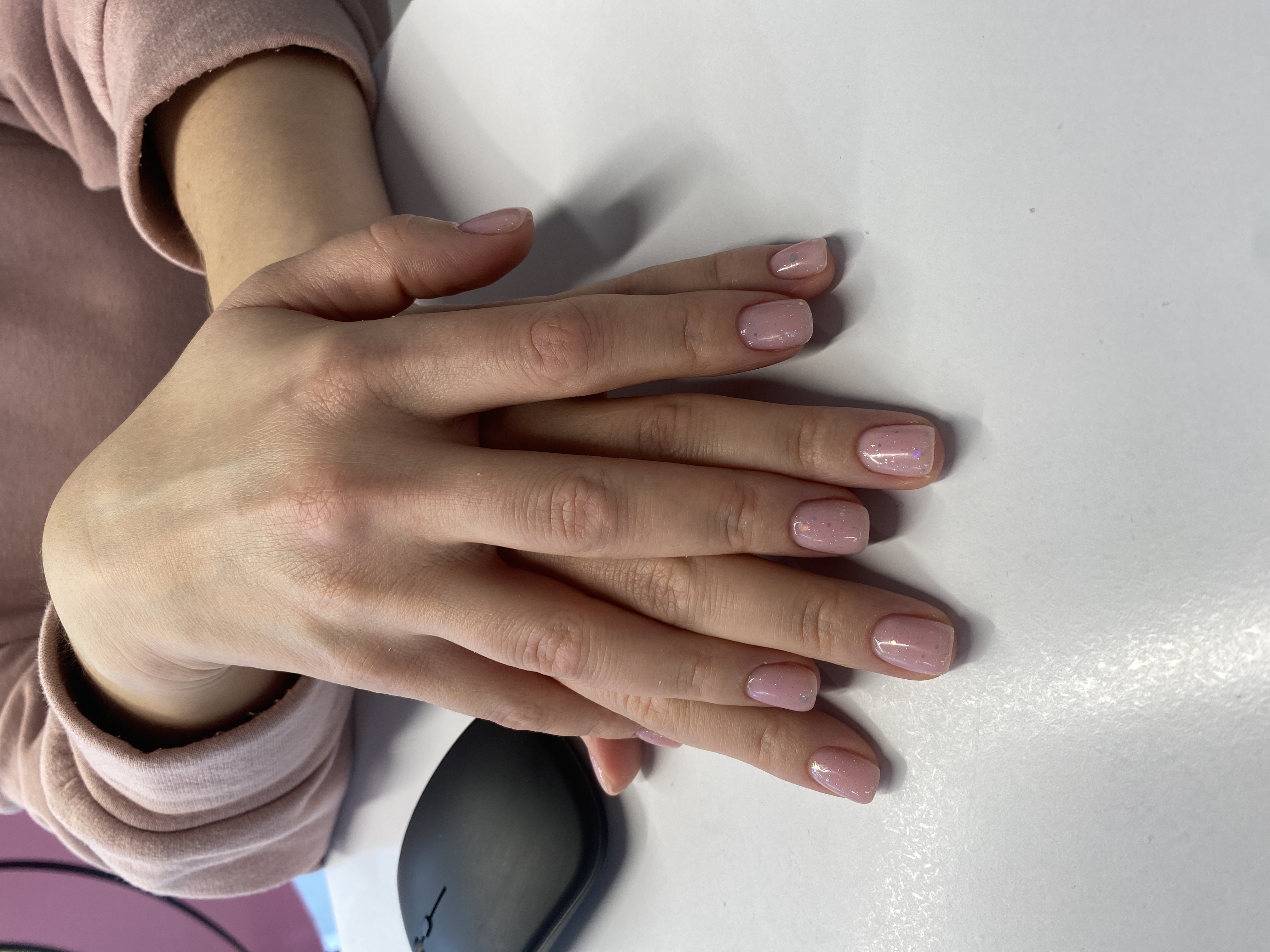 Маникюр, однотон, на каждый день, лак с блестками, нежно розовый