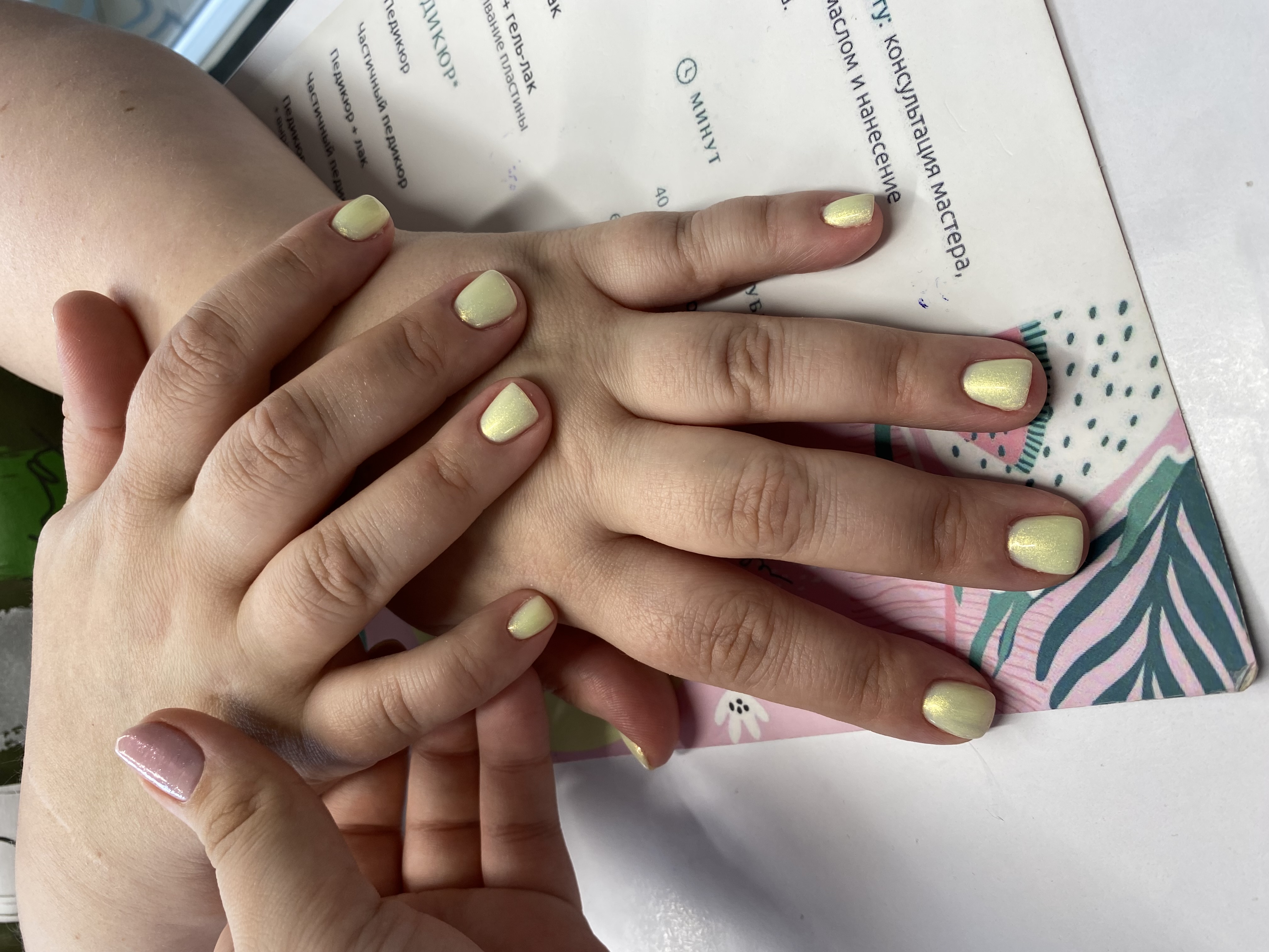 Маникюр, на каждый день, однотон, лак с блестками, лимонный, нежный