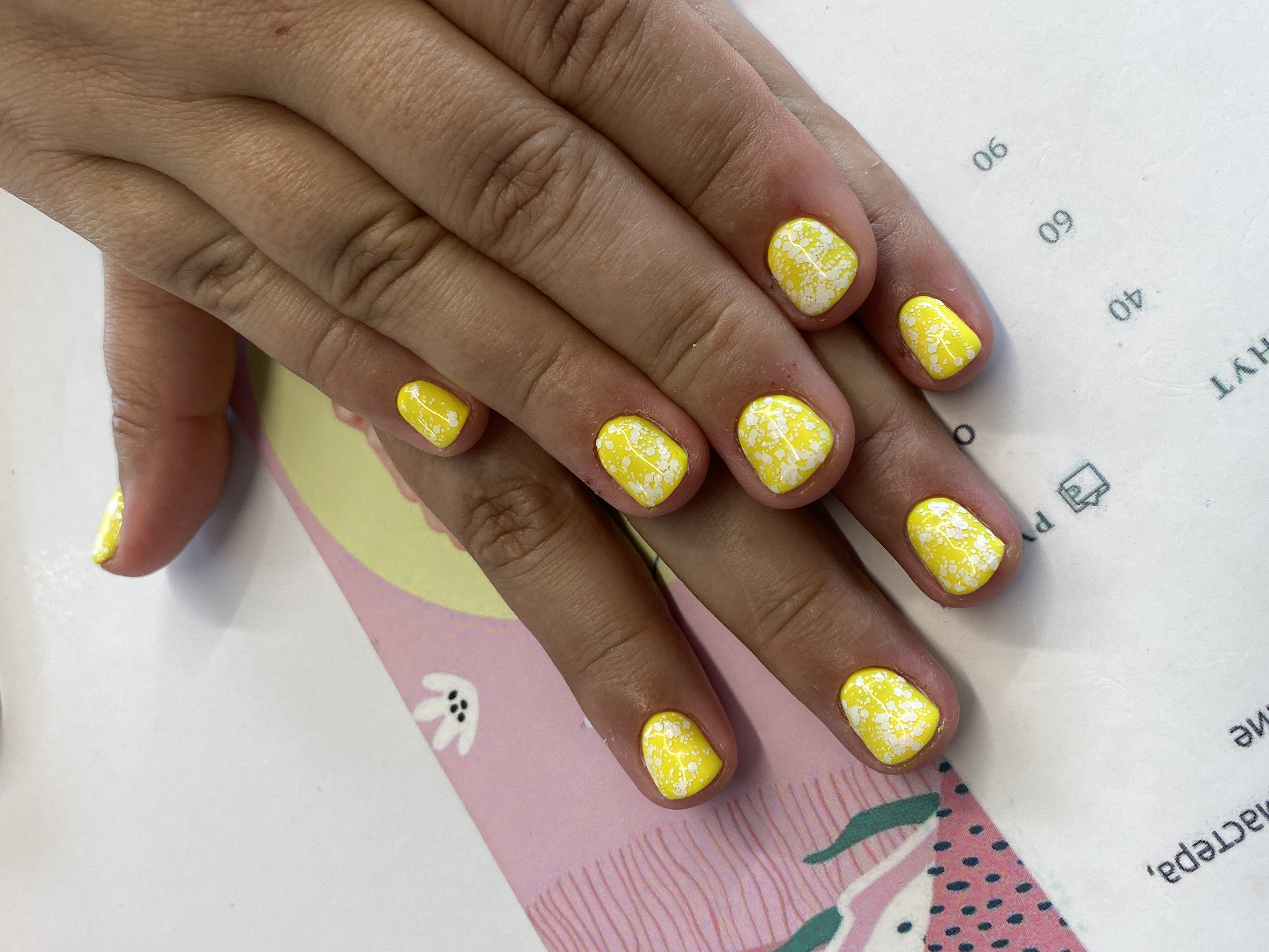 желтый, Маникюр, на каждый день, топ в крапинку, порезы
