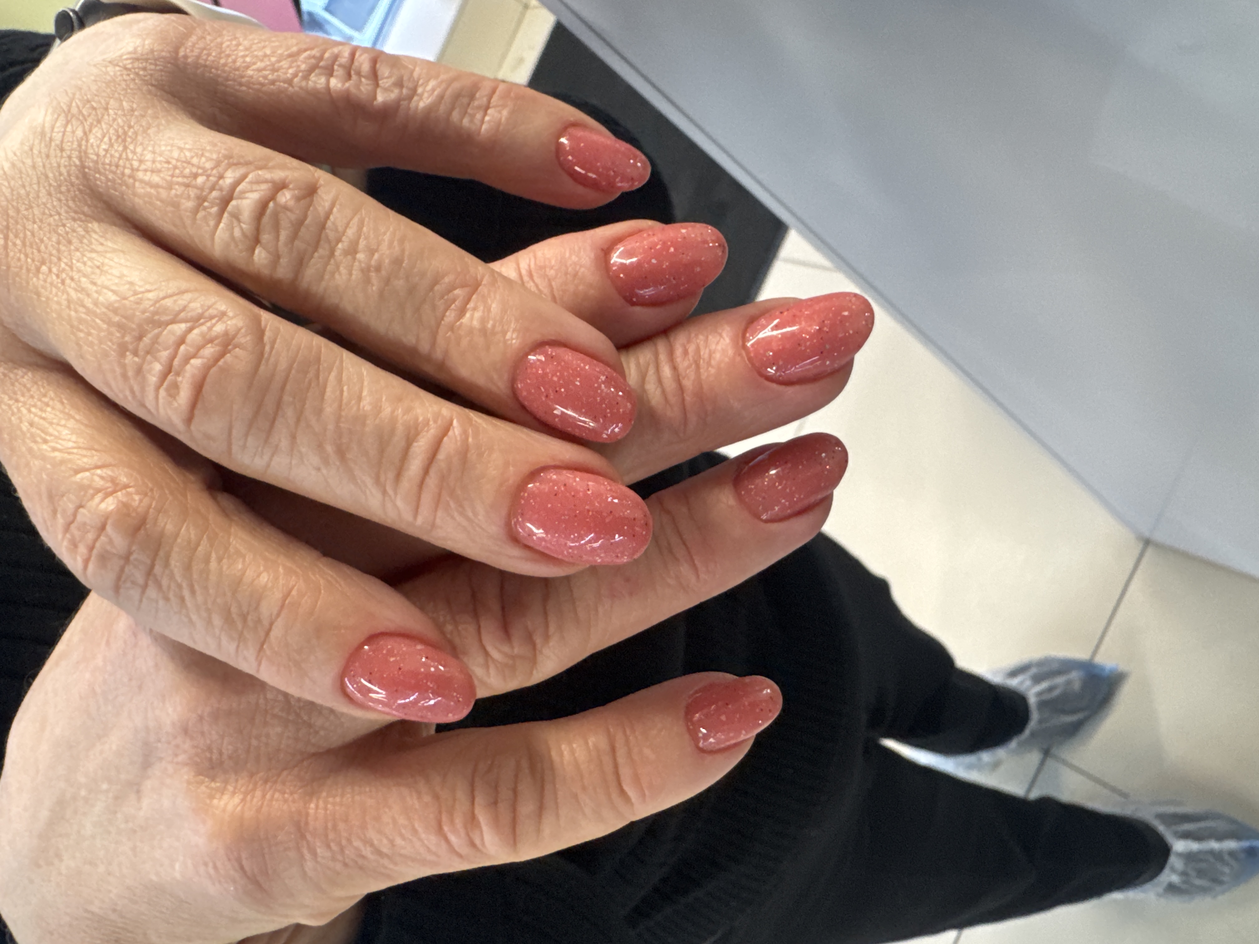 Маникюр, лак с блестками, однотон, кремовый, на каждый день