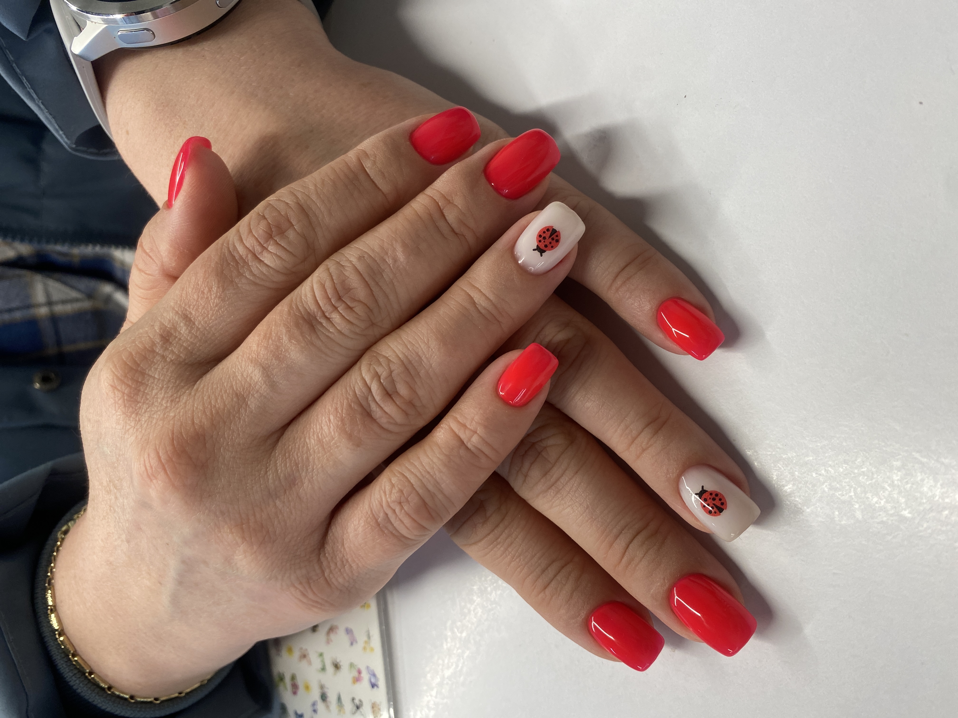 дизайн, алый, наклейка, комбинированный, Маникюр, божья коровка, весна, минимализм, на каждый день