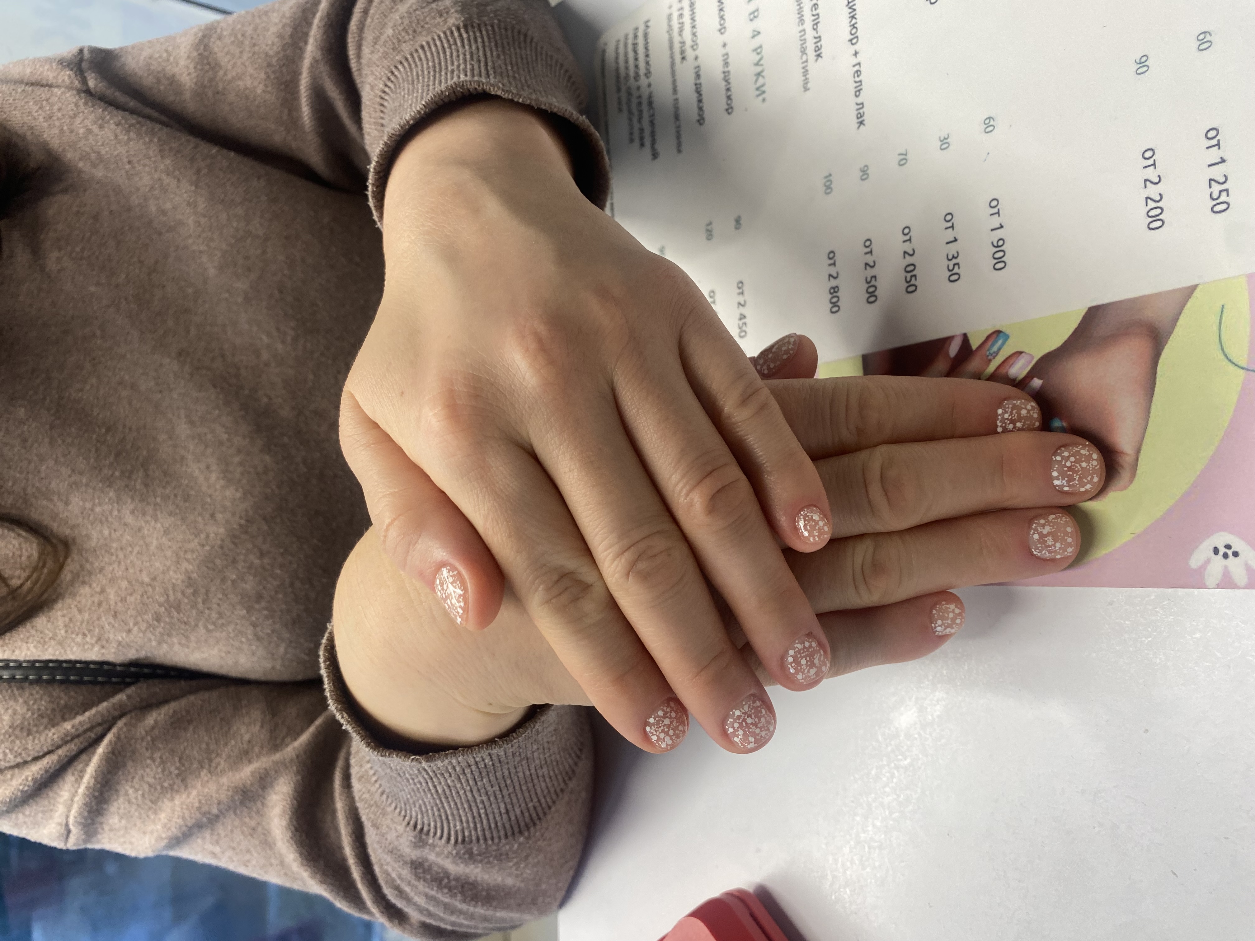 на каждый день, Маникюр, нежный, топ в крапинку, бежевый