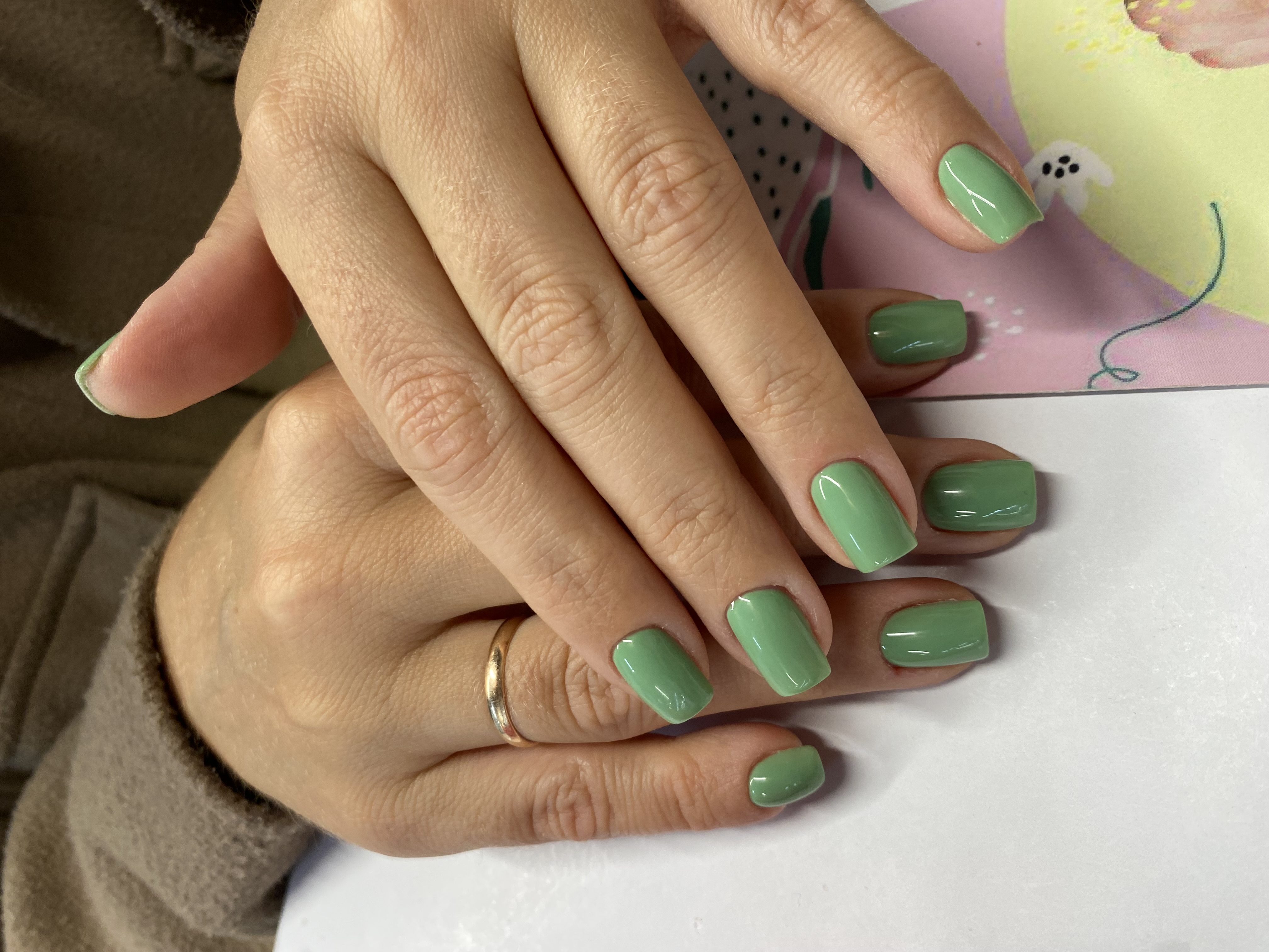 Маникюр, на каждый день, нюд, однотон, оливковый, порезы