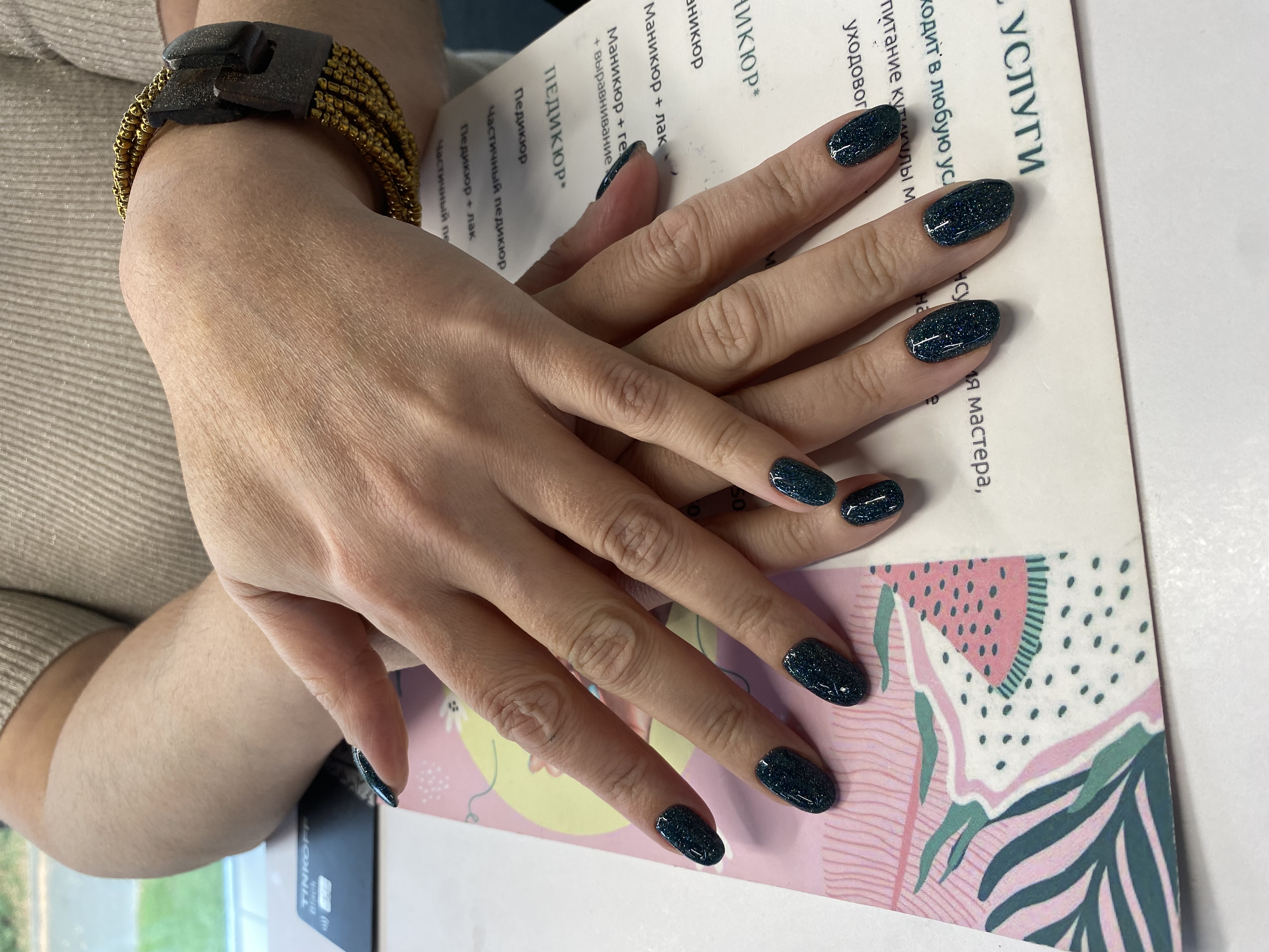 Маникюр, лак с блестками, однотон, изумруд, на каждый день