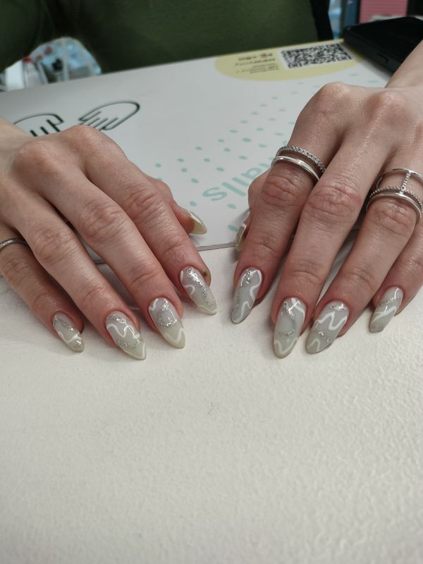 Маникюр, серый, глянцевый, комбинированный, дизайн, блестки, зигзаг, оригинальный