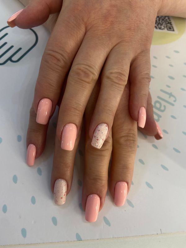 Маникюр, нежно розовый, комбинированный, на каждый день, глянцевый, топ в крапинку