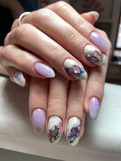 Маникюр, дизайн, абстракция, водный маникюр, эффект дымки, лак с блестками, блестки, эффект натурального камня, не убран опил, сиреневый, молочная база
