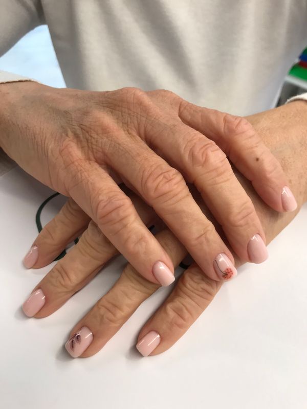 Маникюр, нежно розовый, на каждый день, нежный, глянцевый, нюд, дизайн, цветы, наклейка, минимализм