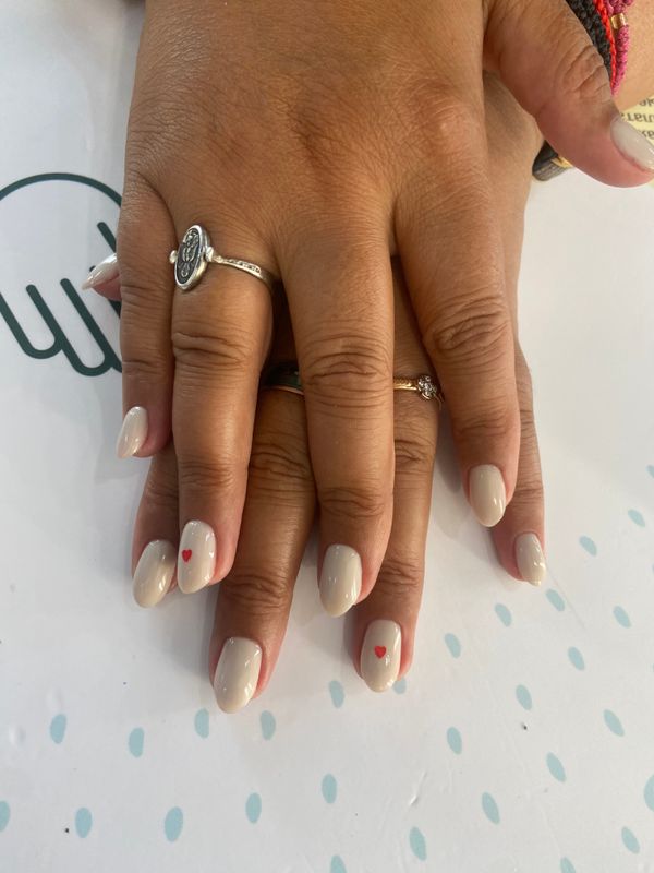 Маникюр, молочный, на каждый день, нежный, минимализм, дизайн, глянцевый, сердечки, слайдеры