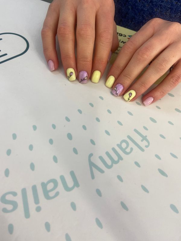 Маникюр, желтый, глянцевый, комбинированный, лак с блестками, дизайн, рисунок, воздушный шарик, минимализм