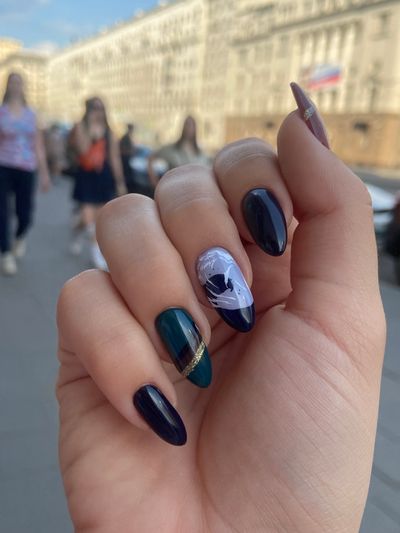 Маникюр, дизайн, глянцевый, абстракция, блестки, полоски, не под кутикулу, разные цвета, темносиний, изумруд, молочный, голубой, бордовый, золото
