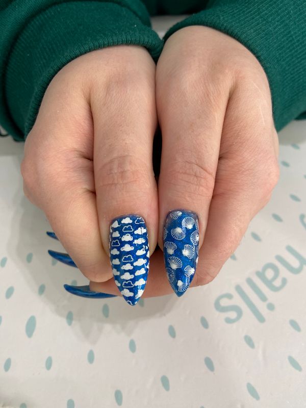 Маникюр, синий, Стемпинг, дизайн, ракушки, облака, лак с блестками, глянцевый