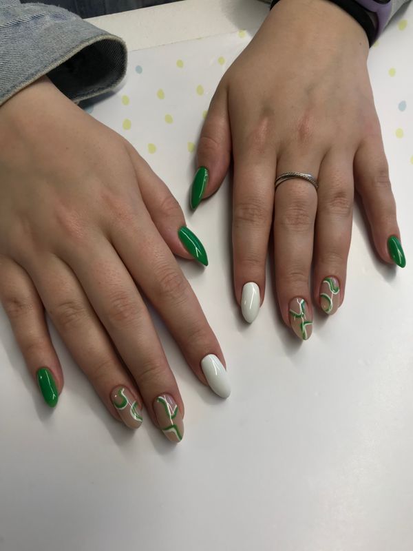 Маникюр, глянцевый, дизайн, абстракция, линии, зеленый, белый, комбинированный