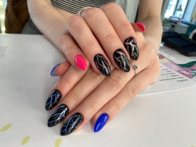 Маникюр, глянцевый, дизайн, абстракция, эффект натурального камня, разные цвета, розовый, синий, черный, комбинированный