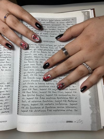 Маникюр, глянцевый, абстракция, дизайн в стиле поп-арт, белый, черный, красный, комбинированный