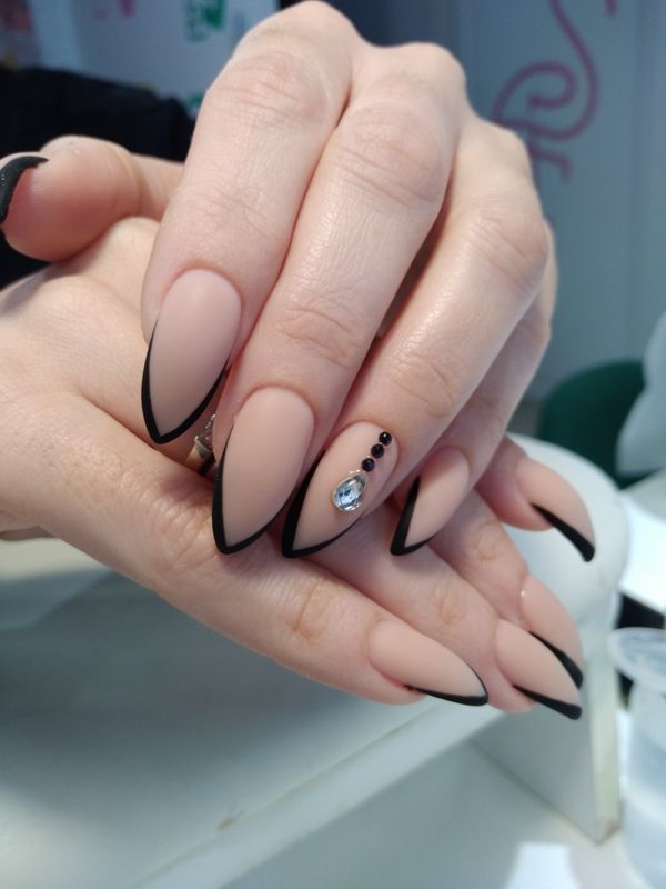 Маникюр, пудровый, матовый, дизайн, френч уголок, стразы, праздничный