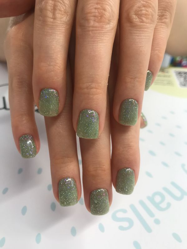 Маникюр, оливковый, на каждый день, глянцевый, однотон, лак с блестками