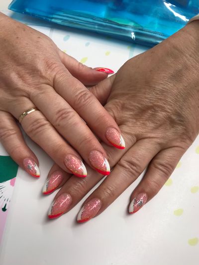 Маникюр, дизайн, глянцевый, блестки, френч уголок, праздничный, шиммер, разные цвета, розовый бледный, камуфляж, коралловый, белый, серебро