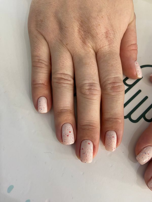 Маникюр, разная длинна/форма, молочный, на каждый день, глянцевый, однотон, топ в крапинку